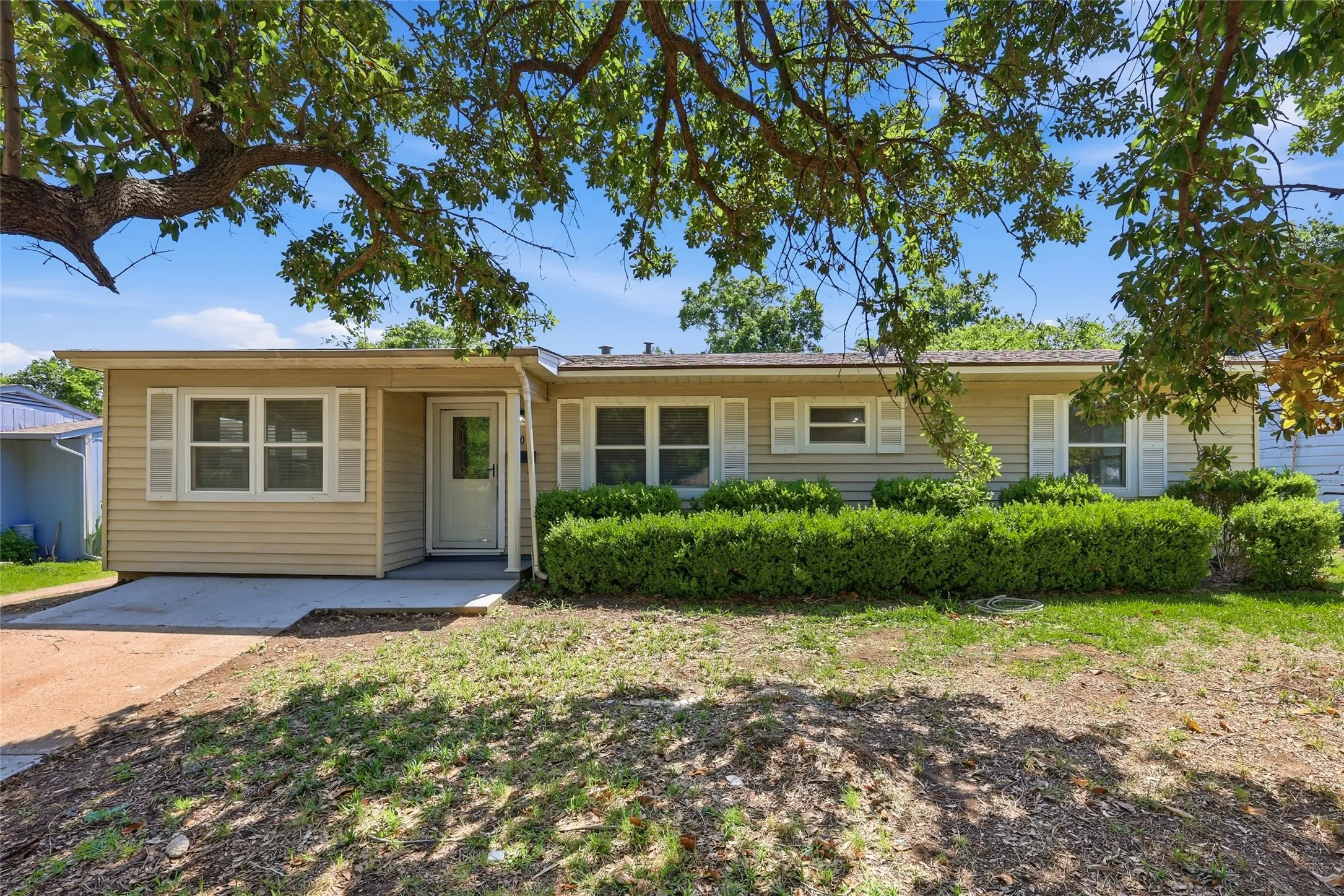 Single Family Residence For Sale in Tarrant County , 807 Highland Drive, Arlington, Texas 76010, 4 Bedroom, 2 Bathroom, Garage spaces, 1,281 Sqft, built in 1955, mls#21271403, Real Estate Agent in Arlington, Homes For Sale in Tarrant county, Homes For Sale in Arlington, Realtor in Arlington Texas, Real Estate Brokerage Independent Realty Texas, Luminita Cordes Realtor