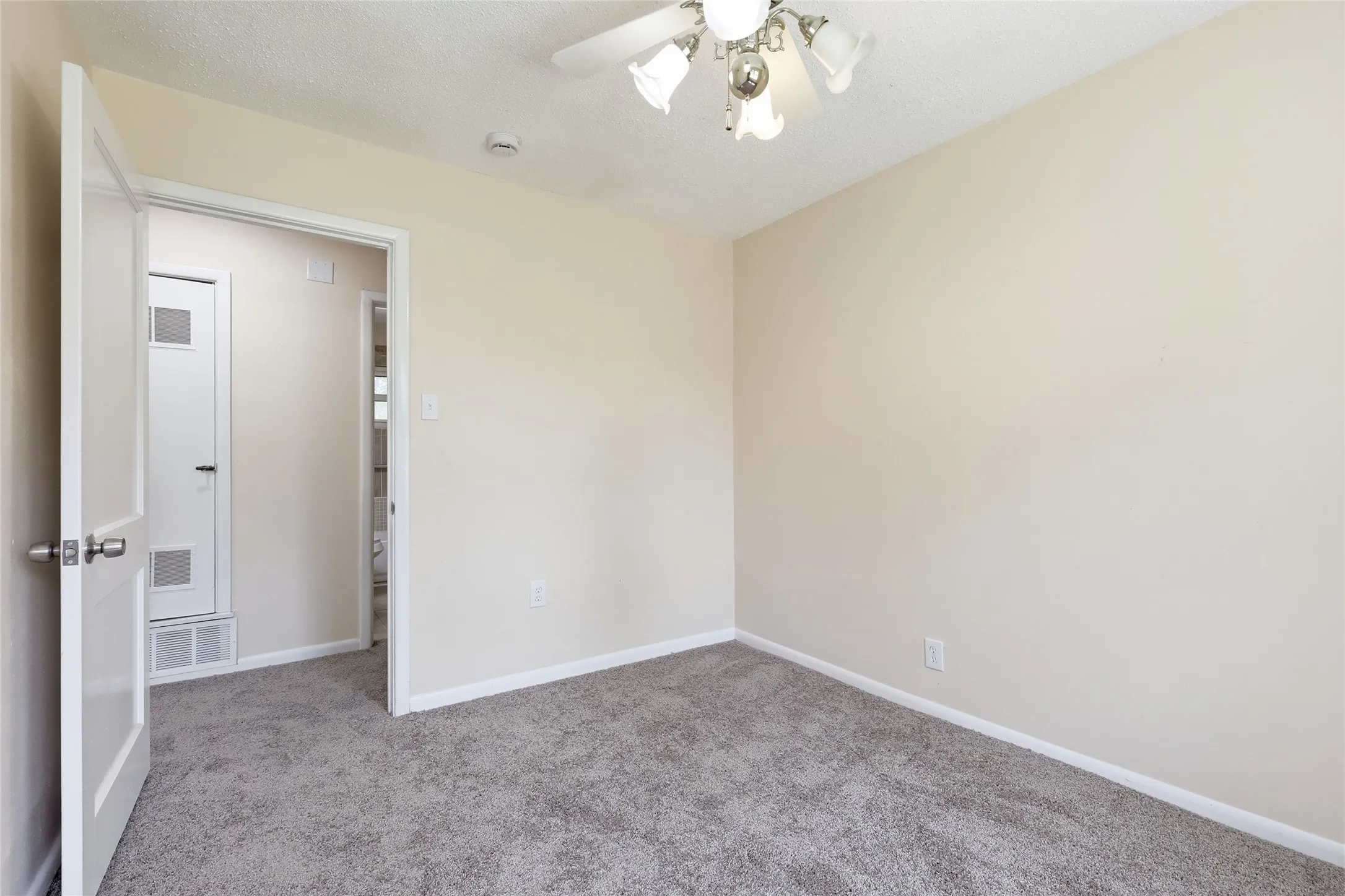 Single Family Residence For Sale in Tarrant County , 807 Highland Drive, Arlington, Texas 76010, 4 Bedroom, 2 Bathroom, Garage spaces, 1,281 Sqft, built in 1955, mls#21271403, Real Estate Agent in Arlington, Homes For Sale in Tarrant county, Homes For Sale in Arlington, Realtor in Arlington Texas, Real Estate Brokerage Independent Realty Texas, Luminita Cordes Realtor