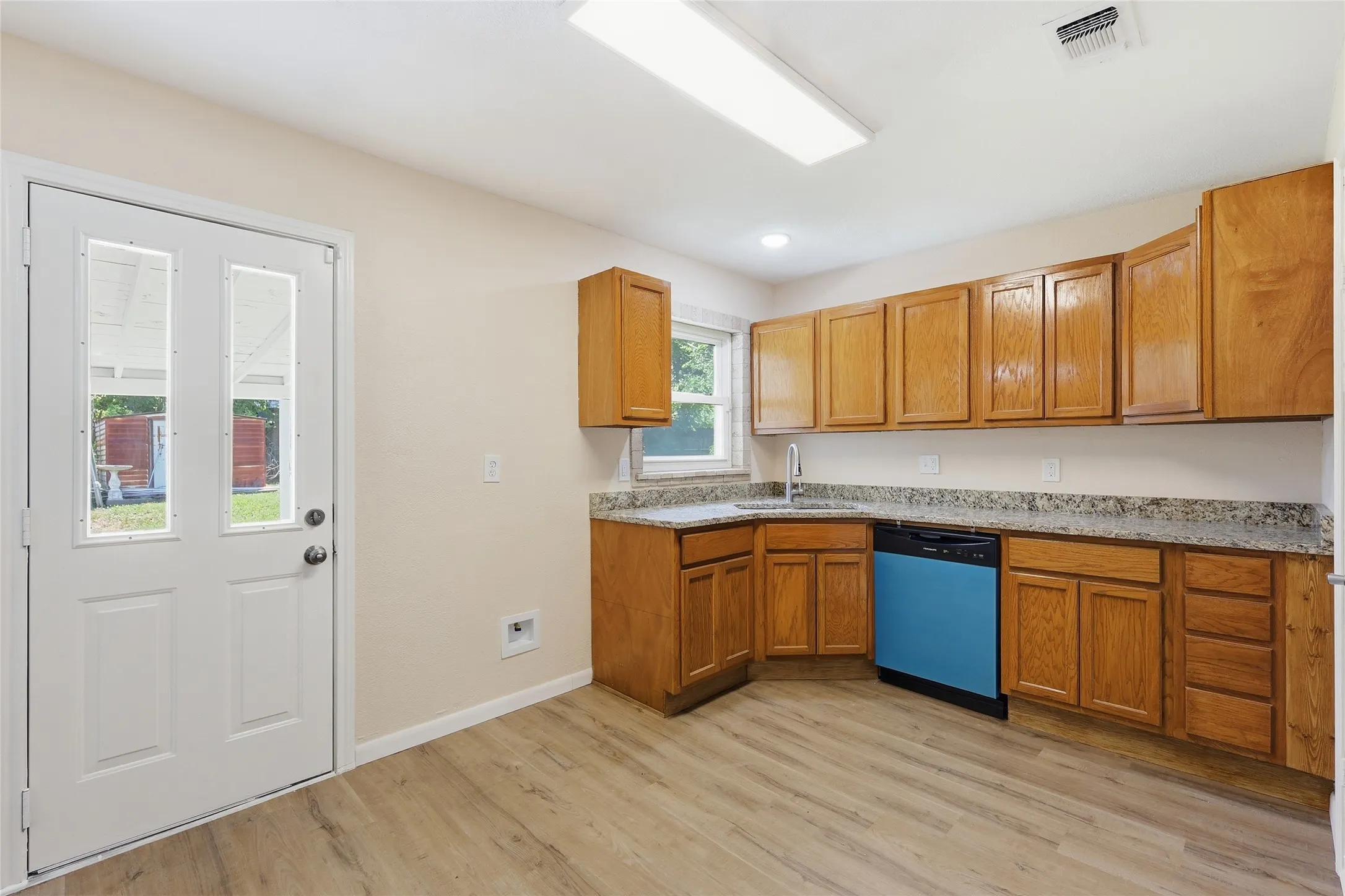 Single Family Residence For Sale in Tarrant County , 807 Highland Drive, Arlington, Texas 76010, 4 Bedroom, 2 Bathroom, Garage spaces, 1,281 Sqft, built in 1955, mls#21271403, Real Estate Agent in Arlington, Homes For Sale in Tarrant county, Homes For Sale in Arlington, Realtor in Arlington Texas, Real Estate Brokerage Independent Realty Texas, Luminita Cordes Realtor