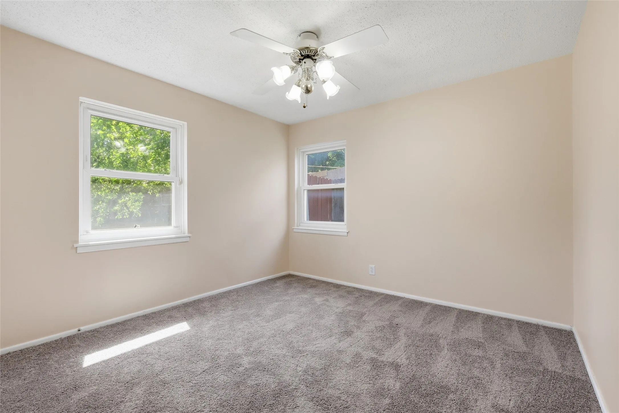 Single Family Residence For Sale in Tarrant County , 807 Highland Drive, Arlington, Texas 76010, 4 Bedroom, 2 Bathroom, Garage spaces, 1,281 Sqft, built in 1955, mls#21271403, Real Estate Agent in Arlington, Homes For Sale in Tarrant county, Homes For Sale in Arlington, Realtor in Arlington Texas, Real Estate Brokerage Independent Realty Texas, Luminita Cordes Realtor
