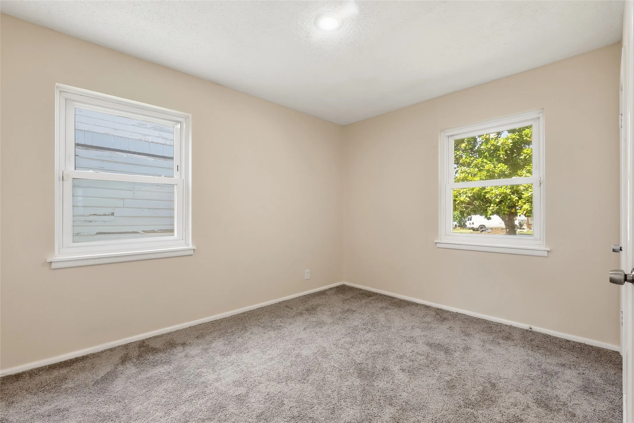 Single Family Residence For Sale in Tarrant County , 807 Highland Drive, Arlington, Texas 76010, 4 Bedroom, 2 Bathroom, Garage spaces, 1,281 Sqft, built in 1955, mls#21271403, Real Estate Agent in Arlington, Homes For Sale in Tarrant county, Homes For Sale in Arlington, Realtor in Arlington Texas, Real Estate Brokerage Independent Realty Texas, Luminita Cordes Realtor