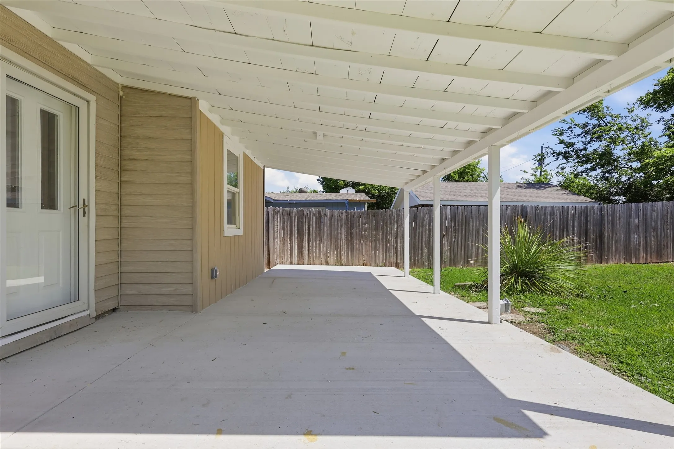 Single Family Residence For Sale in Tarrant County , 807 Highland Drive, Arlington, Texas 76010, 4 Bedroom, 2 Bathroom, Garage spaces, 1,281 Sqft, built in 1955, mls#21271403, Real Estate Agent in Arlington, Homes For Sale in Tarrant county, Homes For Sale in Arlington, Realtor in Arlington Texas, Real Estate Brokerage Independent Realty Texas, Luminita Cordes Realtor