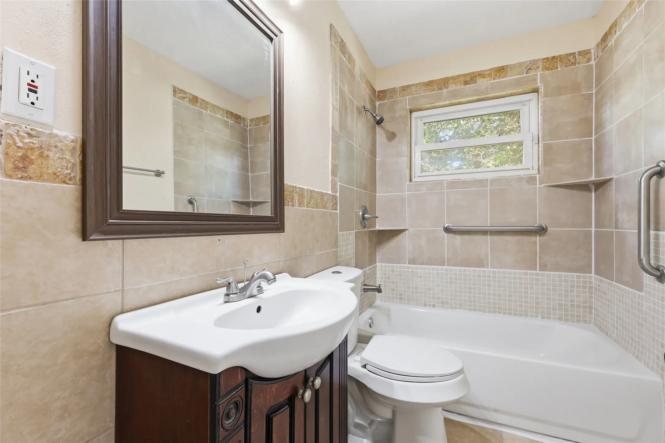 Single Family Residence For Sale in Tarrant County , 807 Highland Drive, Arlington, Texas 76010, 4 Bedroom, 2 Bathroom, Garage spaces, 1,281 Sqft, built in 1955, mls#21271403, Real Estate Agent in Arlington, Homes For Sale in Tarrant county, Homes For Sale in Arlington, Realtor in Arlington Texas, Real Estate Brokerage Independent Realty Texas, Luminita Cordes Realtor