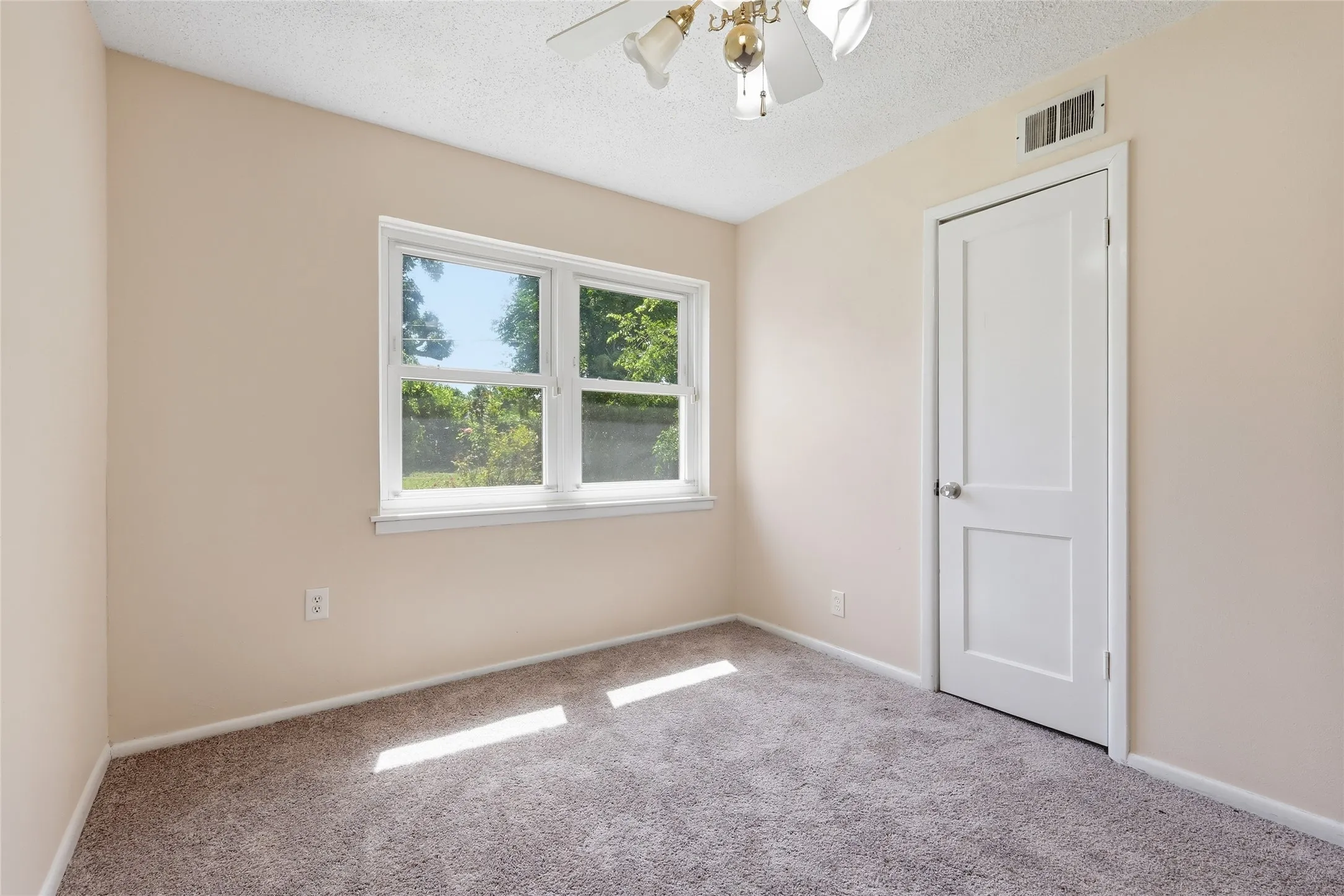 Single Family Residence For Sale in Tarrant County , 807 Highland Drive, Arlington, Texas 76010, 4 Bedroom, 2 Bathroom, Garage spaces, 1,281 Sqft, built in 1955, mls#21271403, Real Estate Agent in Arlington, Homes For Sale in Tarrant county, Homes For Sale in Arlington, Realtor in Arlington Texas, Real Estate Brokerage Independent Realty Texas, Luminita Cordes Realtor