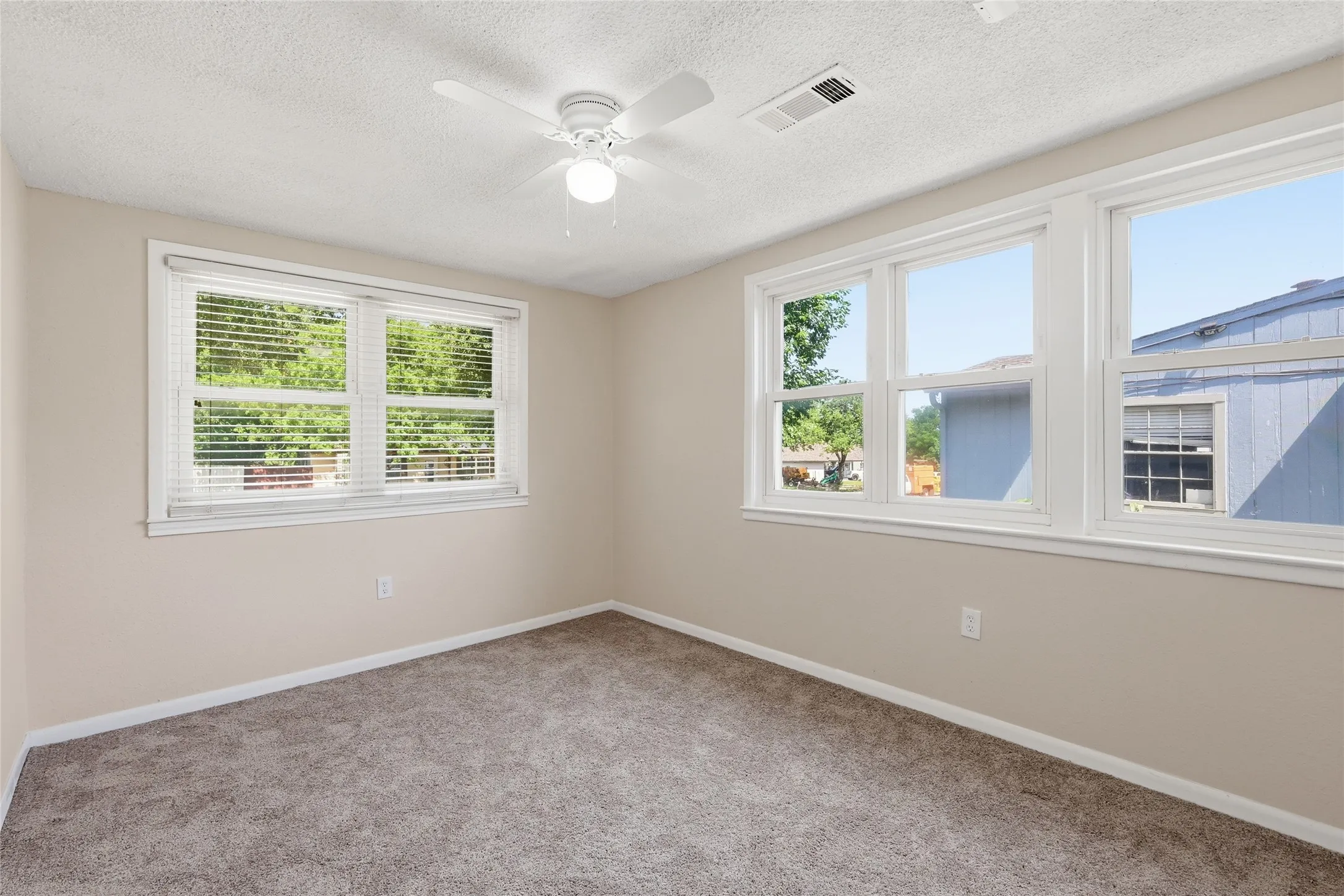 Single Family Residence For Sale in Tarrant County , 807 Highland Drive, Arlington, Texas 76010, 4 Bedroom, 2 Bathroom, Garage spaces, 1,281 Sqft, built in 1955, mls#21271403, Real Estate Agent in Arlington, Homes For Sale in Tarrant county, Homes For Sale in Arlington, Realtor in Arlington Texas, Real Estate Brokerage Independent Realty Texas, Luminita Cordes Realtor