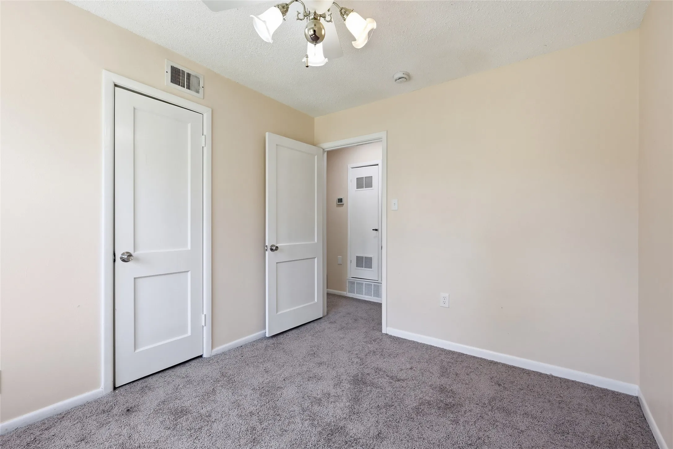 Single Family Residence For Sale in Tarrant County , 807 Highland Drive, Arlington, Texas 76010, 4 Bedroom, 2 Bathroom, Garage spaces, 1,281 Sqft, built in 1955, mls#21271403, Real Estate Agent in Arlington, Homes For Sale in Tarrant county, Homes For Sale in Arlington, Realtor in Arlington Texas, Real Estate Brokerage Independent Realty Texas, Luminita Cordes Realtor