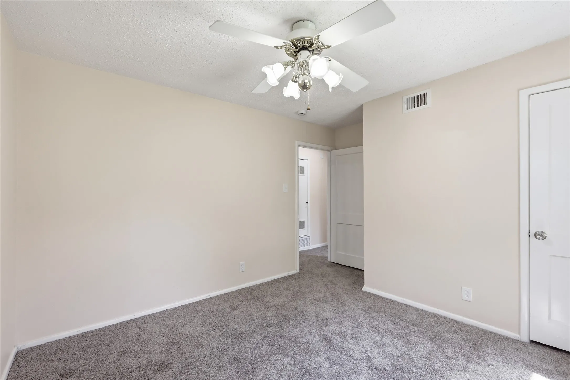 Single Family Residence For Sale in Tarrant County , 807 Highland Drive, Arlington, Texas 76010, 4 Bedroom, 2 Bathroom, Garage spaces, 1,281 Sqft, built in 1955, mls#21271403, Real Estate Agent in Arlington, Homes For Sale in Tarrant county, Homes For Sale in Arlington, Realtor in Arlington Texas, Real Estate Brokerage Independent Realty Texas, Luminita Cordes Realtor