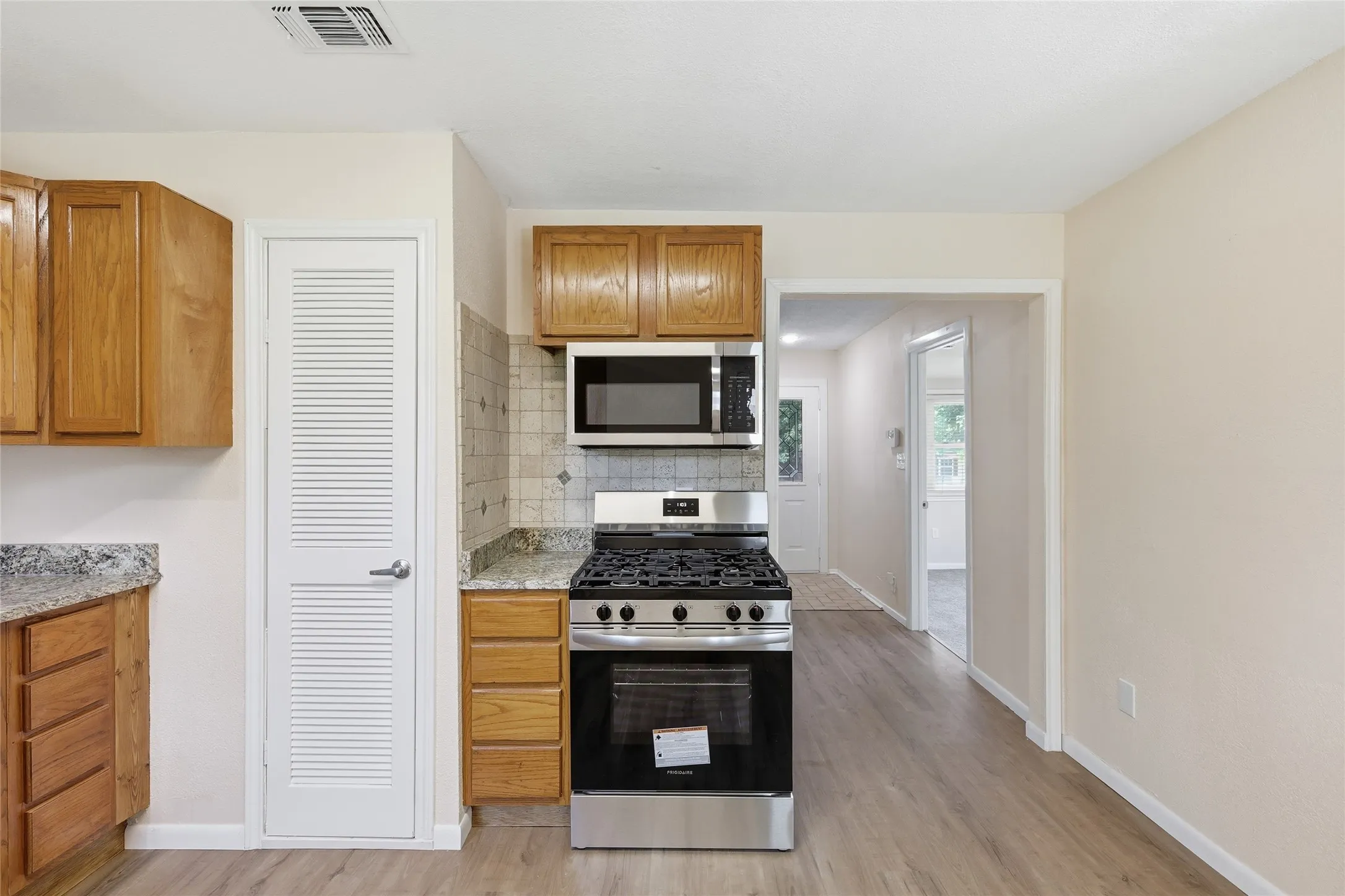 Single Family Residence For Sale in Tarrant County , 807 Highland Drive, Arlington, Texas 76010, 4 Bedroom, 2 Bathroom, Garage spaces, 1,281 Sqft, built in 1955, mls#21271403, Real Estate Agent in Arlington, Homes For Sale in Tarrant county, Homes For Sale in Arlington, Realtor in Arlington Texas, Real Estate Brokerage Independent Realty Texas, Luminita Cordes Realtor