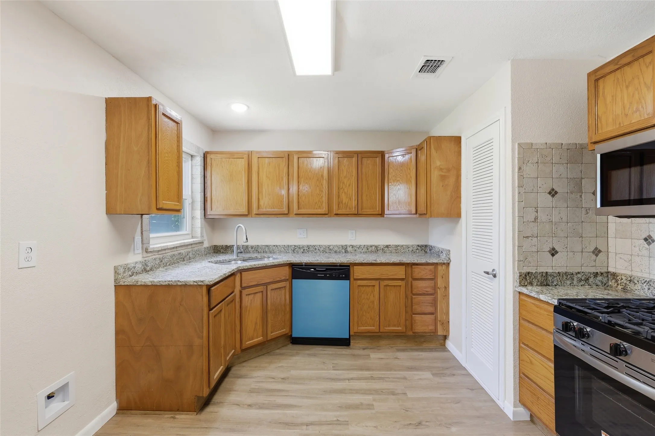 Single Family Residence For Sale in Tarrant County , 807 Highland Drive, Arlington, Texas 76010, 4 Bedroom, 2 Bathroom, Garage spaces, 1,281 Sqft, built in 1955, mls#21271403, Real Estate Agent in Arlington, Homes For Sale in Tarrant county, Homes For Sale in Arlington, Realtor in Arlington Texas, Real Estate Brokerage Independent Realty Texas, Luminita Cordes Realtor