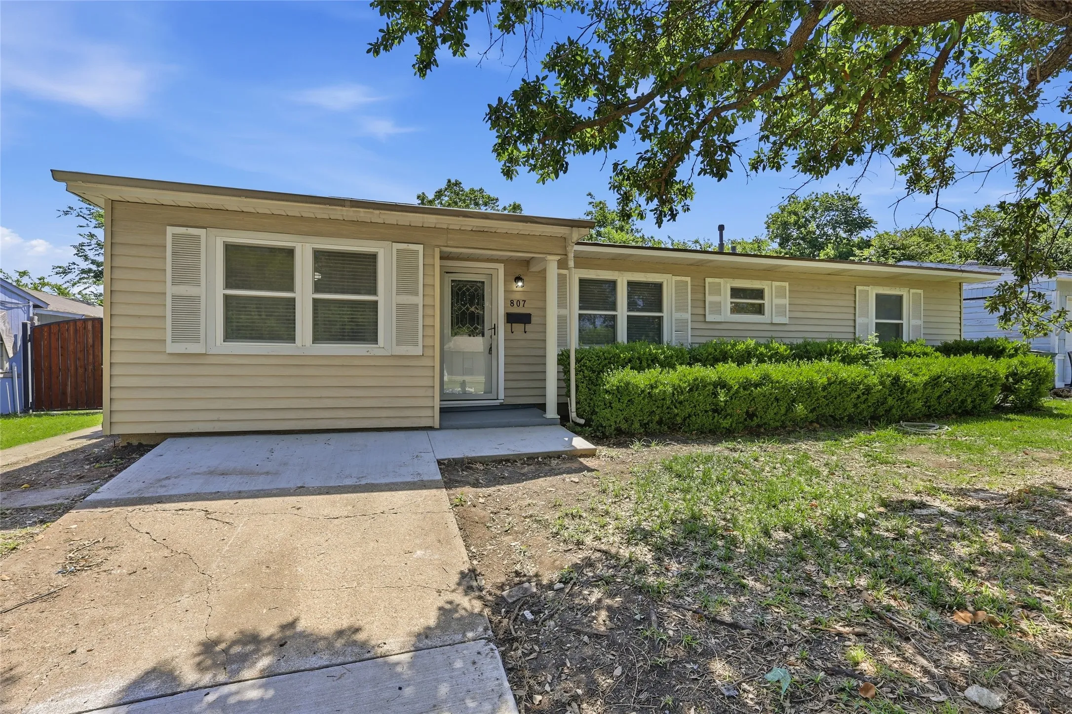 Single Family Residence For Sale in Tarrant County , 807 Highland Drive, Arlington, Texas 76010, 4 Bedroom, 2 Bathroom, Garage spaces, 1,281 Sqft, built in 1955, mls#21271403, Real Estate Agent in Arlington, Homes For Sale in Tarrant county, Homes For Sale in Arlington, Realtor in Arlington Texas, Real Estate Brokerage Independent Realty Texas, Luminita Cordes Realtor