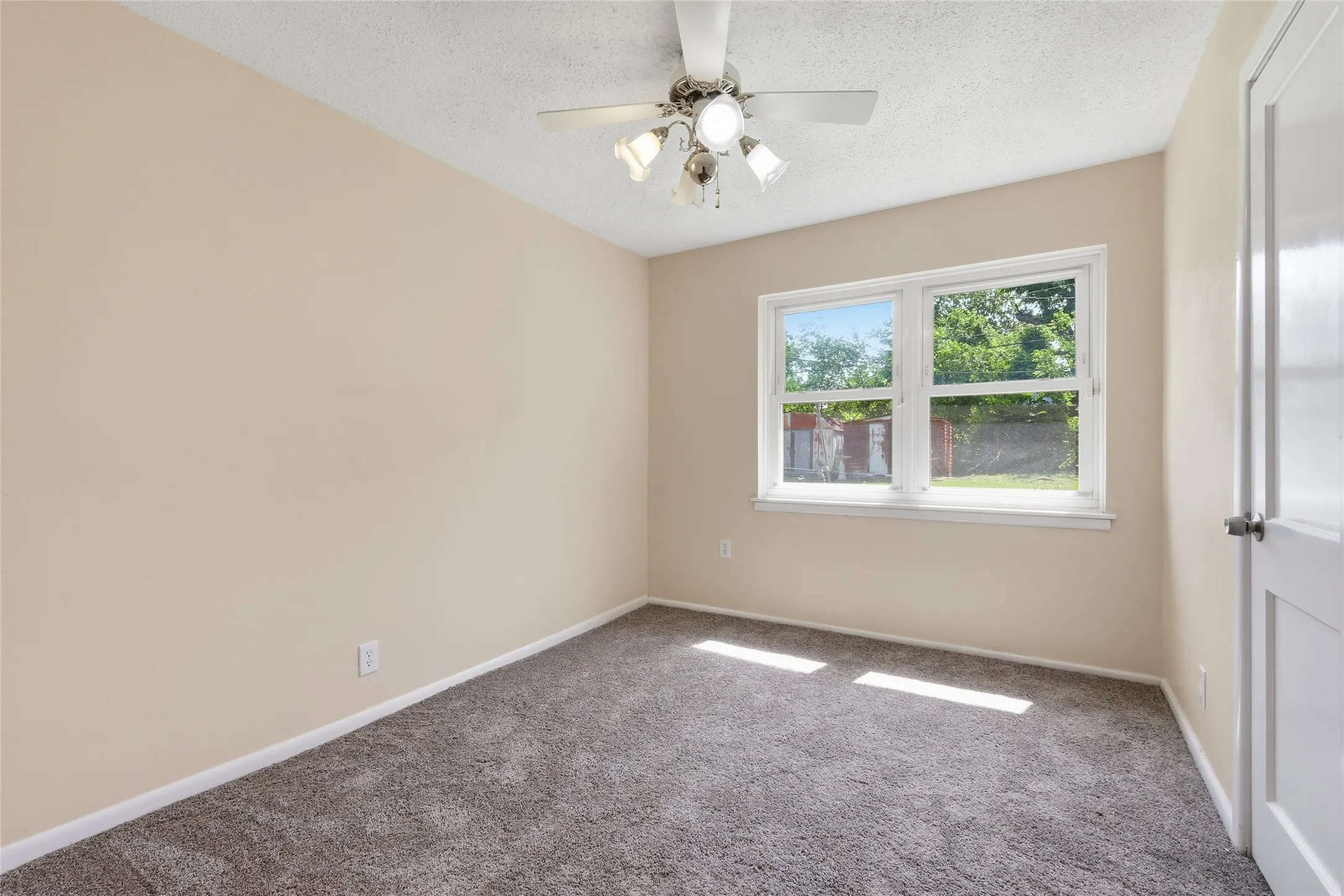 Single Family Residence For Sale in Tarrant County , 807 Highland Drive, Arlington, Texas 76010, 4 Bedroom, 2 Bathroom, Garage spaces, 1,281 Sqft, built in 1955, mls#21271403, Real Estate Agent in Arlington, Homes For Sale in Tarrant county, Homes For Sale in Arlington, Realtor in Arlington Texas, Real Estate Brokerage Independent Realty Texas, Luminita Cordes Realtor