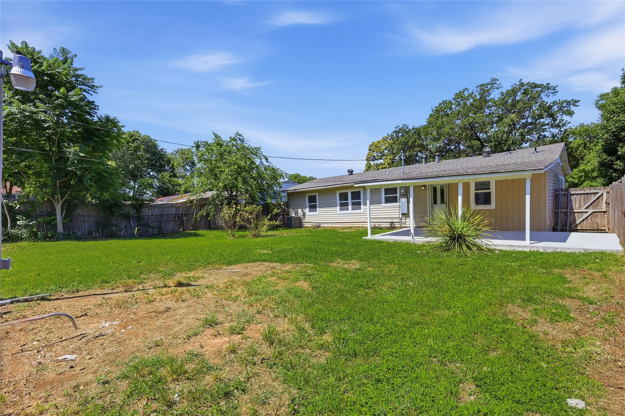 Single Family Residence For Sale in Tarrant County , 807 Highland Drive, Arlington, Texas 76010, 4 Bedroom, 2 Bathroom, Garage spaces, 1,281 Sqft, built in 1955, mls#21271403, Real Estate Agent in Arlington, Homes For Sale in Tarrant county, Homes For Sale in Arlington, Realtor in Arlington Texas, Real Estate Brokerage Independent Realty Texas, Luminita Cordes Realtor