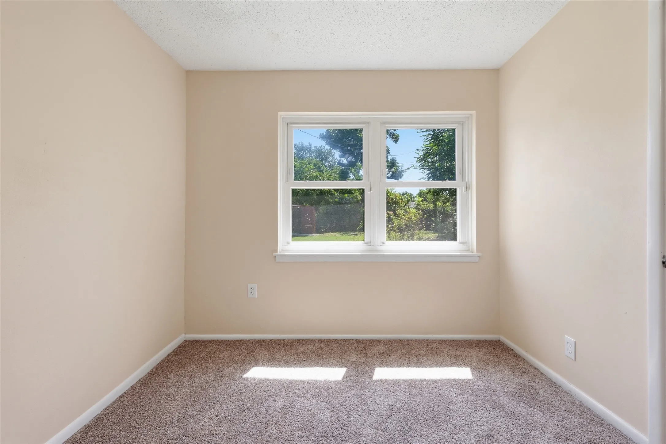 Single Family Residence For Sale in Tarrant County , 807 Highland Drive, Arlington, Texas 76010, 4 Bedroom, 2 Bathroom, Garage spaces, 1,281 Sqft, built in 1955, mls#21271403, Real Estate Agent in Arlington, Homes For Sale in Tarrant county, Homes For Sale in Arlington, Realtor in Arlington Texas, Real Estate Brokerage Independent Realty Texas, Luminita Cordes Realtor