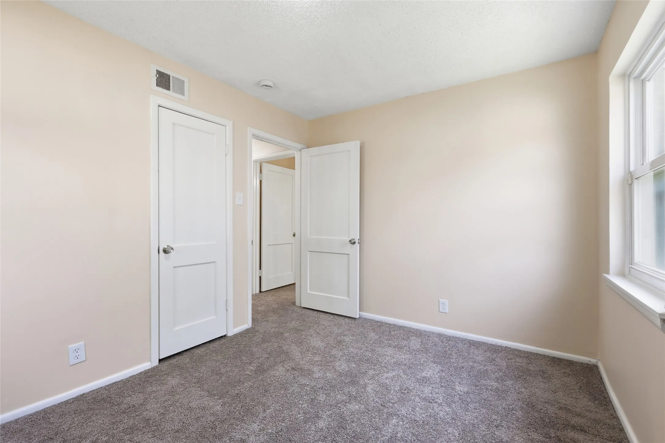 Single Family Residence For Sale in Tarrant County , 807 Highland Drive, Arlington, Texas 76010, 4 Bedroom, 2 Bathroom, Garage spaces, 1,281 Sqft, built in 1955, mls#21271403, Real Estate Agent in Arlington, Homes For Sale in Tarrant county, Homes For Sale in Arlington, Realtor in Arlington Texas, Real Estate Brokerage Independent Realty Texas, Luminita Cordes Realtor