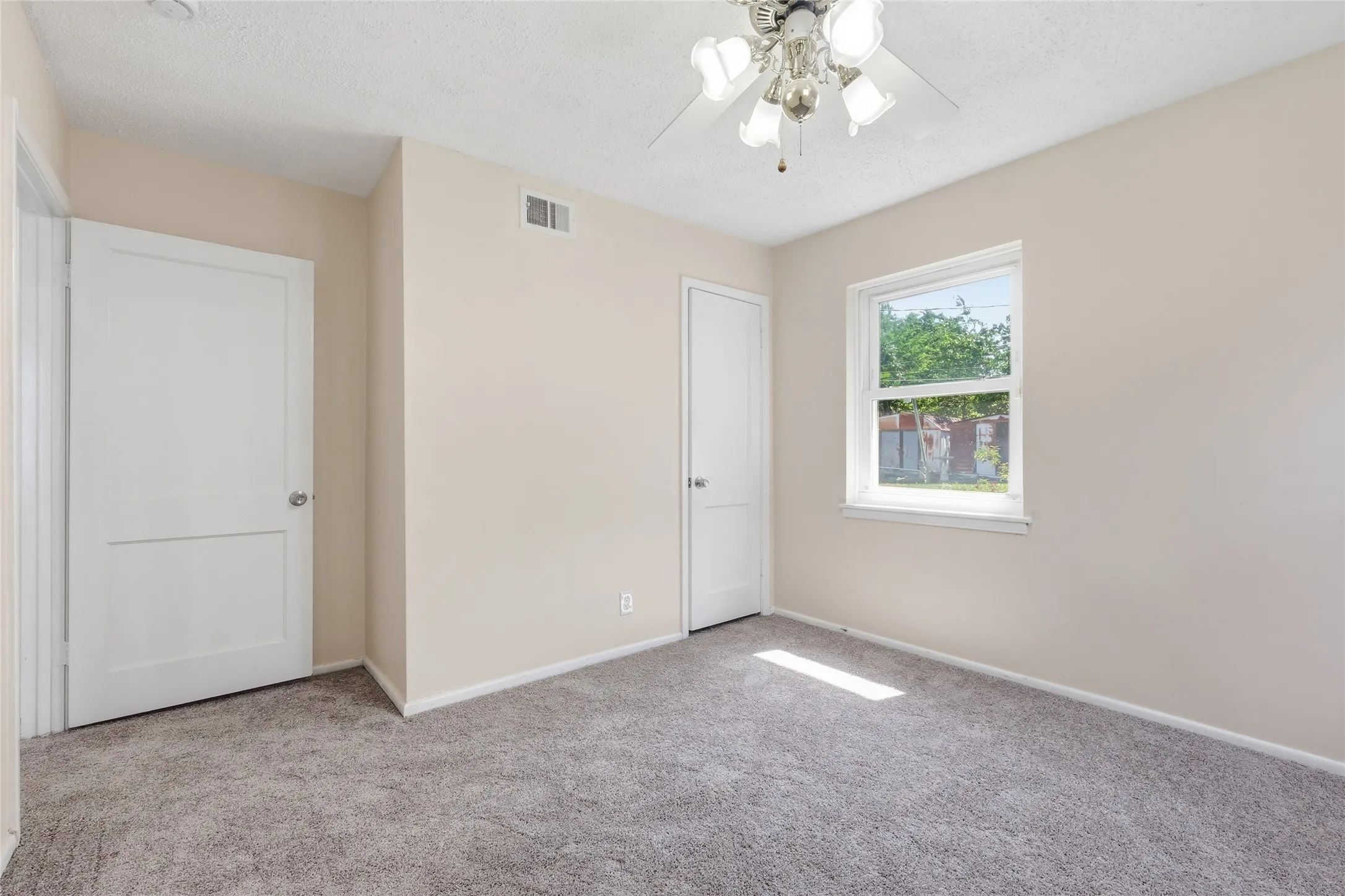 Single Family Residence For Sale in Tarrant County , 807 Highland Drive, Arlington, Texas 76010, 4 Bedroom, 2 Bathroom, Garage spaces, 1,281 Sqft, built in 1955, mls#21271403, Real Estate Agent in Arlington, Homes For Sale in Tarrant county, Homes For Sale in Arlington, Realtor in Arlington Texas, Real Estate Brokerage Independent Realty Texas, Luminita Cordes Realtor
