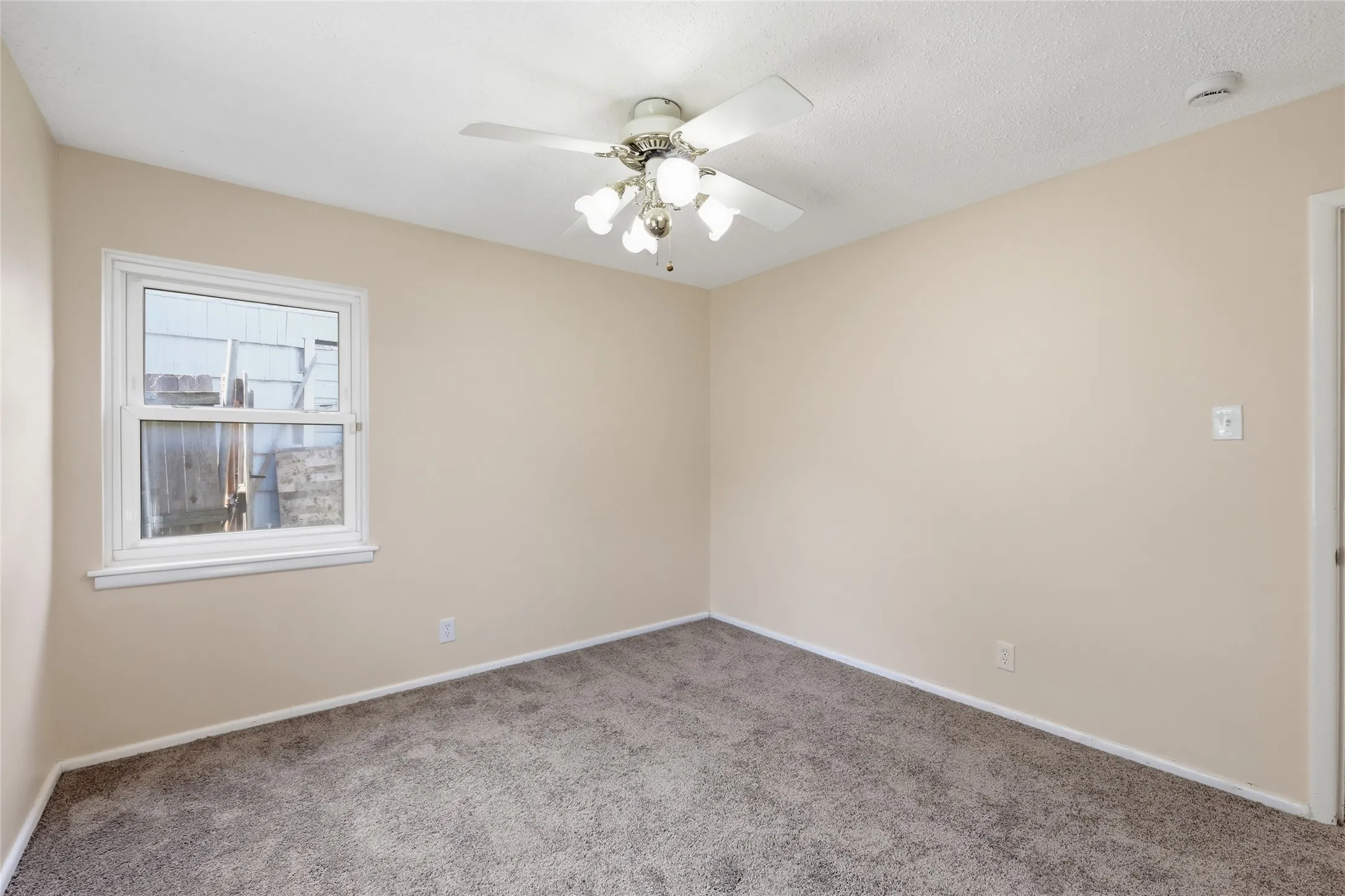 Single Family Residence For Sale in Tarrant County , 807 Highland Drive, Arlington, Texas 76010, 4 Bedroom, 2 Bathroom, Garage spaces, 1,281 Sqft, built in 1955, mls#21271403, Real Estate Agent in Arlington, Homes For Sale in Tarrant county, Homes For Sale in Arlington, Realtor in Arlington Texas, Real Estate Brokerage Independent Realty Texas, Luminita Cordes Realtor