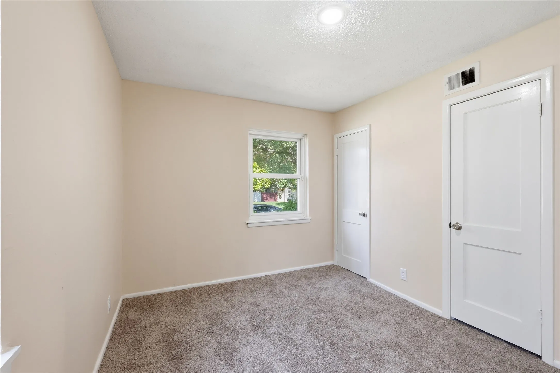 Single Family Residence For Sale in Tarrant County , 807 Highland Drive, Arlington, Texas 76010, 4 Bedroom, 2 Bathroom, Garage spaces, 1,281 Sqft, built in 1955, mls#21271403, Real Estate Agent in Arlington, Homes For Sale in Tarrant county, Homes For Sale in Arlington, Realtor in Arlington Texas, Real Estate Brokerage Independent Realty Texas, Luminita Cordes Realtor