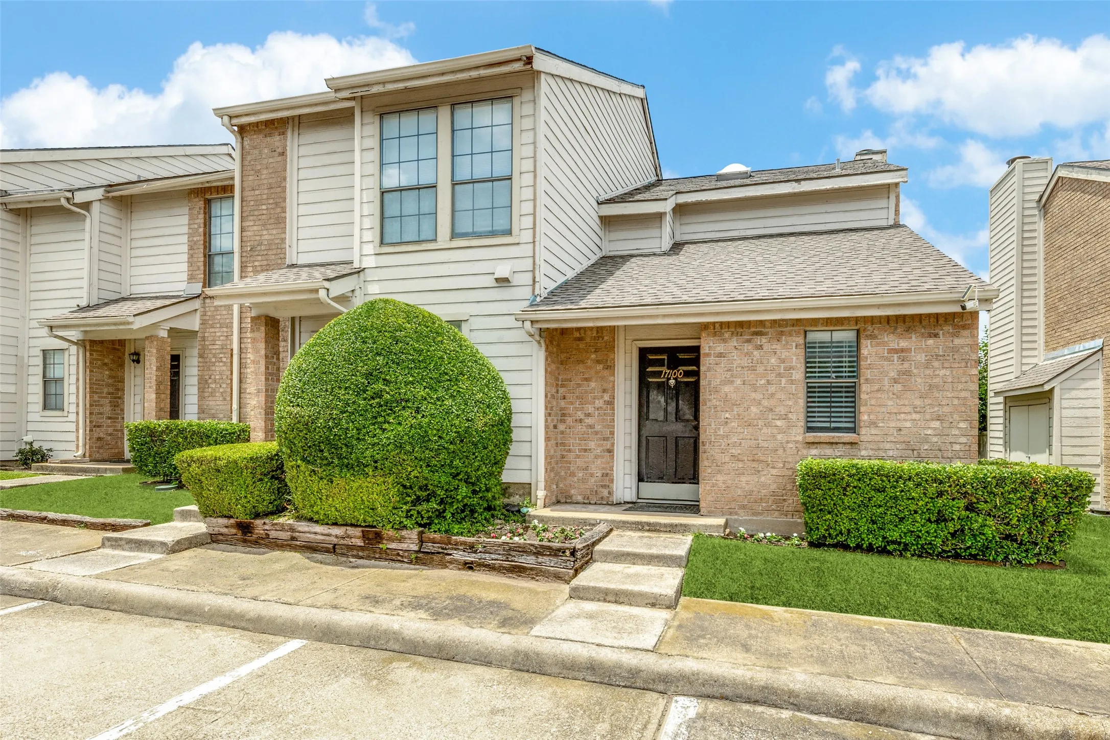 Condominium For Sale in Dallas County , 3635 Garden Brook Drive 17100, Farmers Branch, Texas 75234, 1 Bedroom, 2 Bathroom, Garage spaces, 919 Sqft, built in 1986, Price $162,000, mls#21270253, Real Estate Agent in Farmers Branch, Homes For Sale in Dallas county, Homes For Sale in Farmers Branch, Realtor in Farmers Branch Texas, Real Estate Brokerage Independent Realty Texas, Luminita Cordes Realtor
