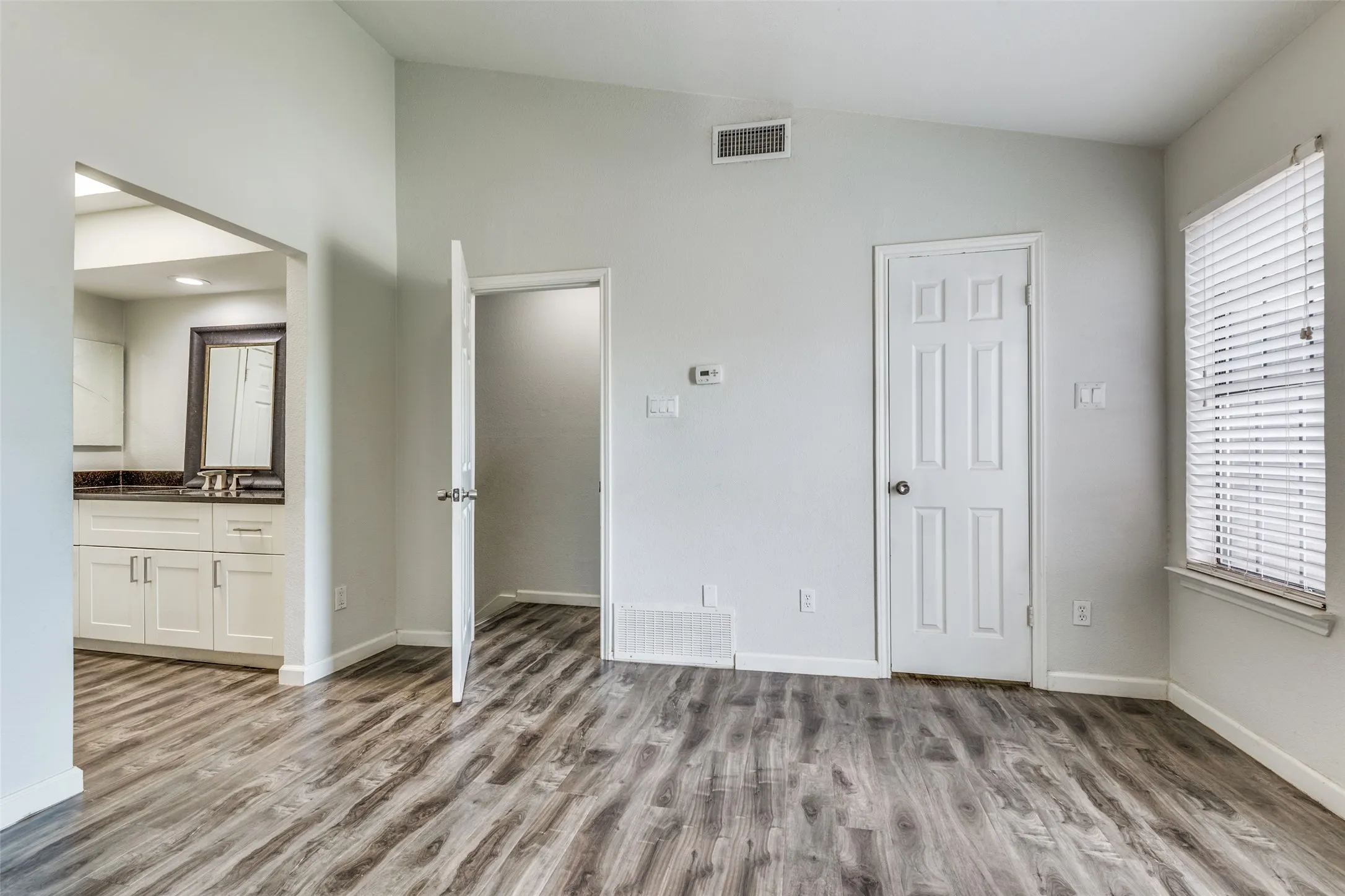 Condominium For Sale in Dallas County , 3635 Garden Brook Drive 17100, Farmers Branch, Texas 75234, 1 Bedroom, 2 Bathroom, Garage spaces, 919 Sqft, built in 1986, Price $162,000, mls#21270253, Real Estate Agent in Farmers Branch, Homes For Sale in Dallas county, Homes For Sale in Farmers Branch, Realtor in Farmers Branch Texas, Real Estate Brokerage Independent Realty Texas, Luminita Cordes Realtor