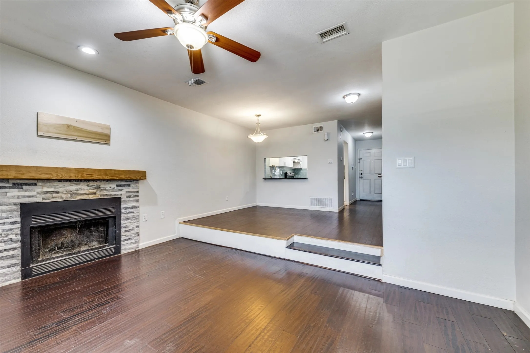 Condominium For Sale in Dallas County , 3635 Garden Brook Drive 17100, Farmers Branch, Texas 75234, 1 Bedroom, 2 Bathroom, Garage spaces, 919 Sqft, built in 1986, Price $162,000, mls#21270253, Real Estate Agent in Farmers Branch, Homes For Sale in Dallas county, Homes For Sale in Farmers Branch, Realtor in Farmers Branch Texas, Real Estate Brokerage Independent Realty Texas, Luminita Cordes Realtor
