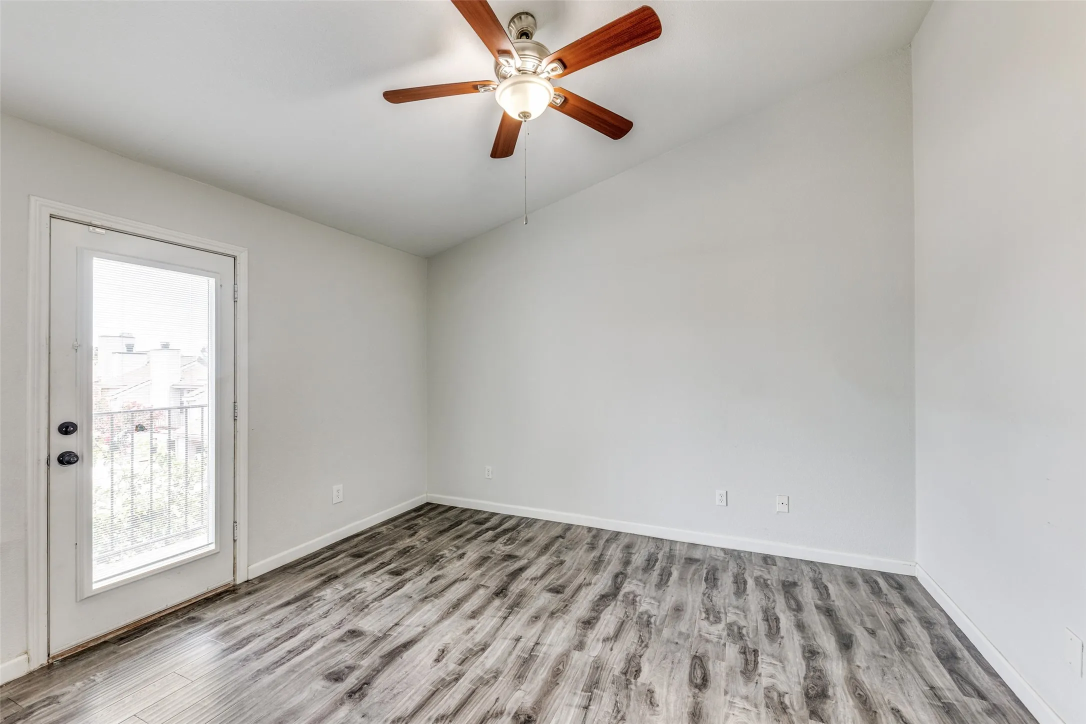 Condominium For Sale in Dallas County , 3635 Garden Brook Drive 17100, Farmers Branch, Texas 75234, 1 Bedroom, 2 Bathroom, Garage spaces, 919 Sqft, built in 1986, Price $162,000, mls#21270253, Real Estate Agent in Farmers Branch, Homes For Sale in Dallas county, Homes For Sale in Farmers Branch, Realtor in Farmers Branch Texas, Real Estate Brokerage Independent Realty Texas, Luminita Cordes Realtor