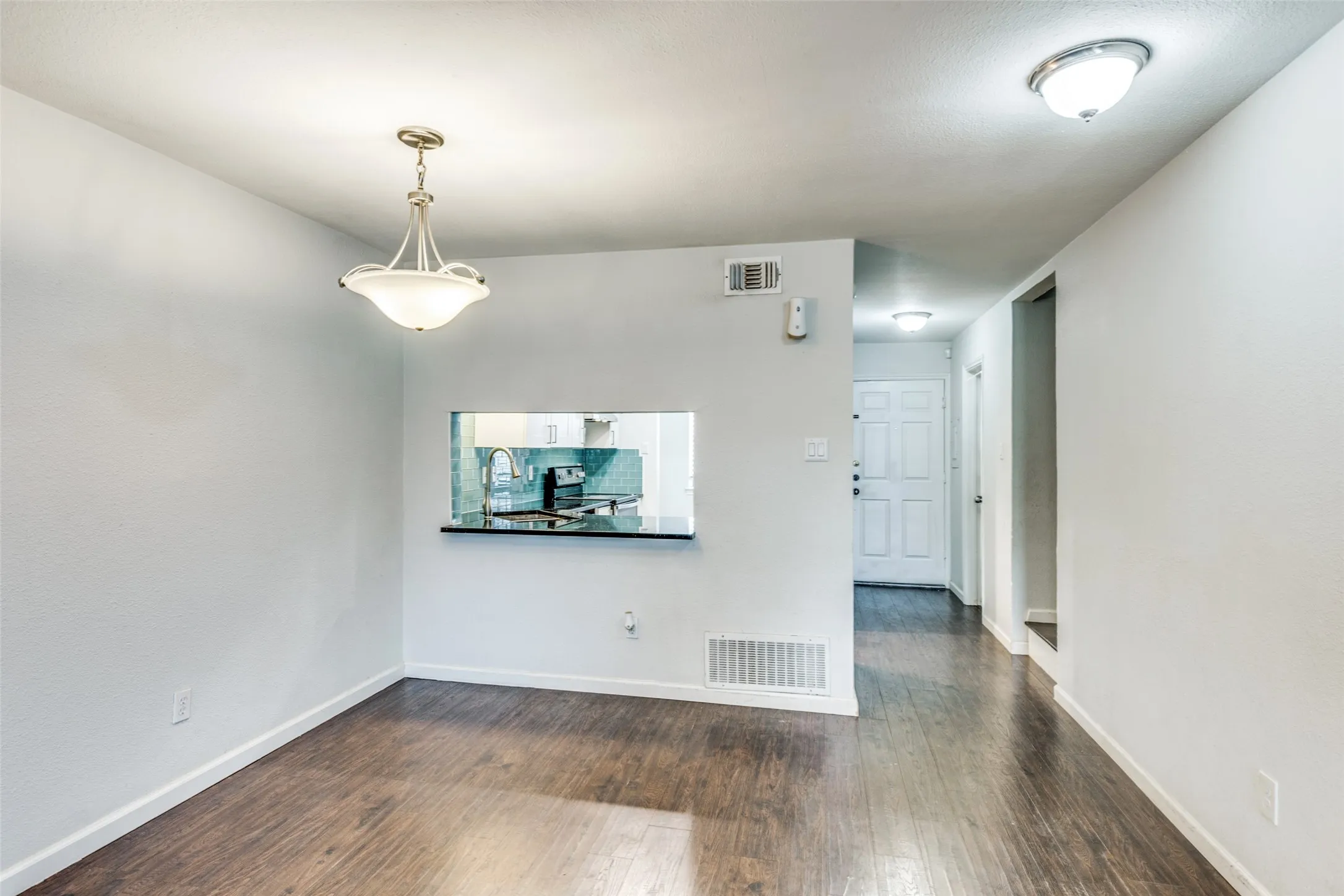 Condominium For Sale in Dallas County , 3635 Garden Brook Drive 17100, Farmers Branch, Texas 75234, 1 Bedroom, 2 Bathroom, Garage spaces, 919 Sqft, built in 1986, Price $162,000, mls#21270253, Real Estate Agent in Farmers Branch, Homes For Sale in Dallas county, Homes For Sale in Farmers Branch, Realtor in Farmers Branch Texas, Real Estate Brokerage Independent Realty Texas, Luminita Cordes Realtor