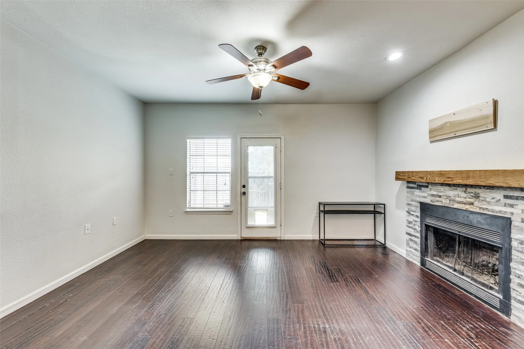 Condominium For Sale in Dallas County , 3635 Garden Brook Drive 17100, Farmers Branch, Texas 75234, 1 Bedroom, 2 Bathroom, Garage spaces, 919 Sqft, built in 1986, Price $162,000, mls#21270253, Real Estate Agent in Farmers Branch, Homes For Sale in Dallas county, Homes For Sale in Farmers Branch, Realtor in Farmers Branch Texas, Real Estate Brokerage Independent Realty Texas, Luminita Cordes Realtor