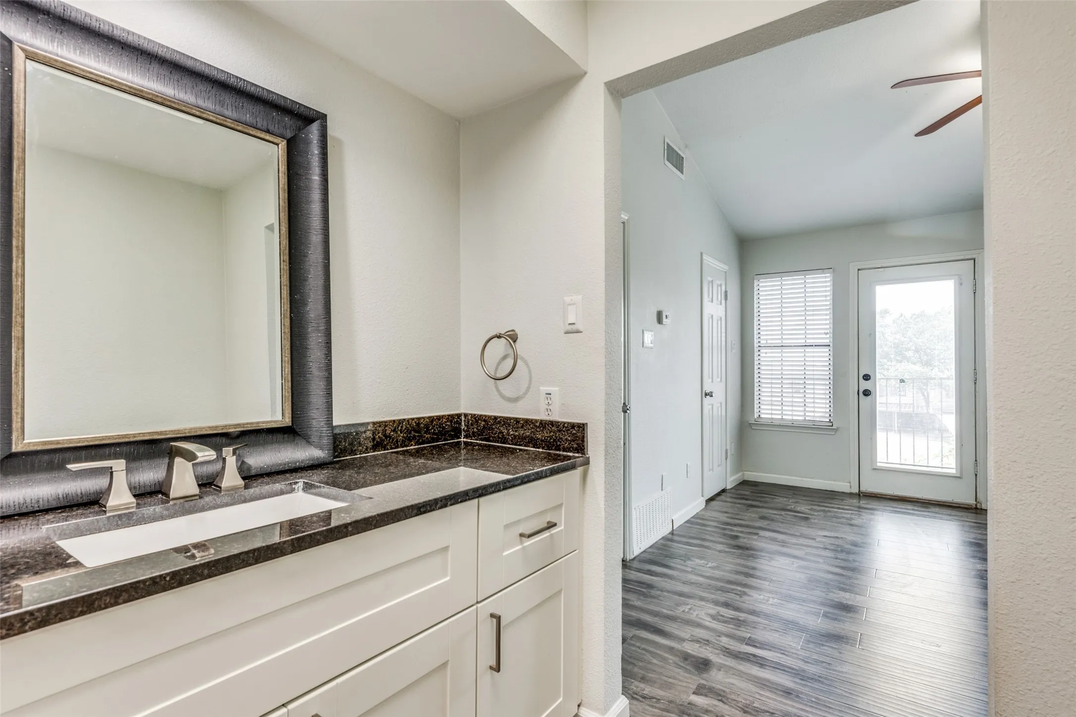 Condominium For Sale in Dallas County , 3635 Garden Brook Drive 17100, Farmers Branch, Texas 75234, 1 Bedroom, 2 Bathroom, Garage spaces, 919 Sqft, built in 1986, Price $162,000, mls#21270253, Real Estate Agent in Farmers Branch, Homes For Sale in Dallas county, Homes For Sale in Farmers Branch, Realtor in Farmers Branch Texas, Real Estate Brokerage Independent Realty Texas, Luminita Cordes Realtor