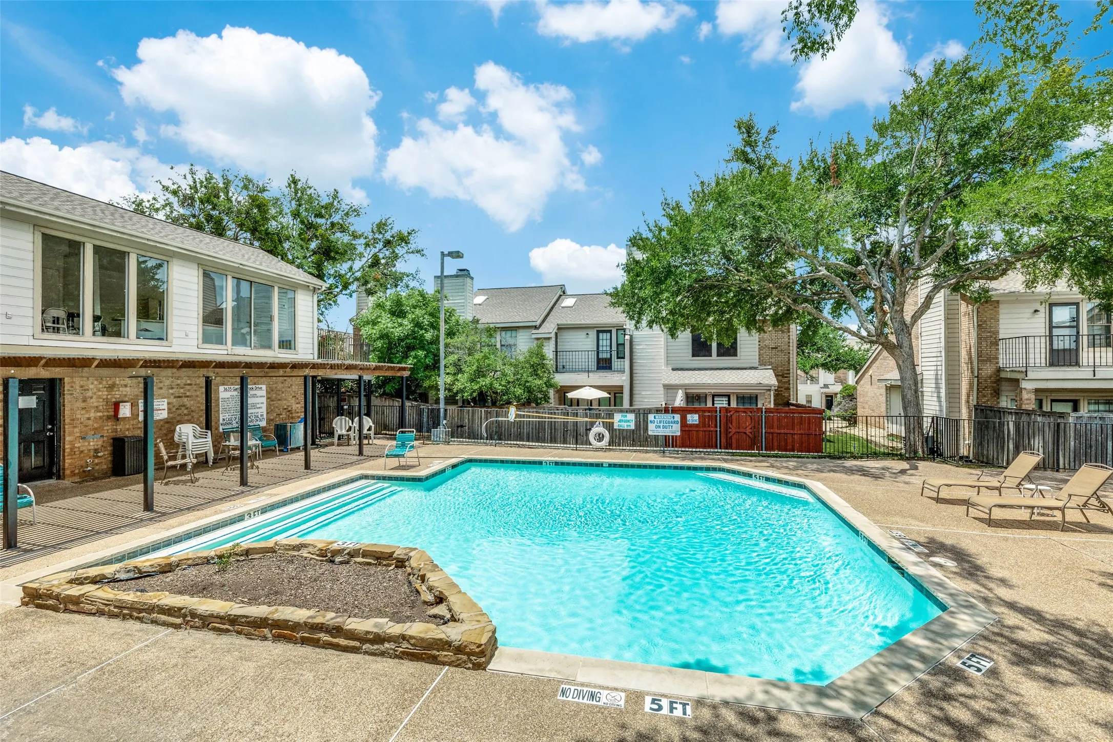 Condominium For Sale in Dallas County , 3635 Garden Brook Drive 17100, Farmers Branch, Texas 75234, 1 Bedroom, 2 Bathroom, Garage spaces, 919 Sqft, built in 1986, Price $162,000, mls#21270253, Real Estate Agent in Farmers Branch, Homes For Sale in Dallas county, Homes For Sale in Farmers Branch, Realtor in Farmers Branch Texas, Real Estate Brokerage Independent Realty Texas, Luminita Cordes Realtor