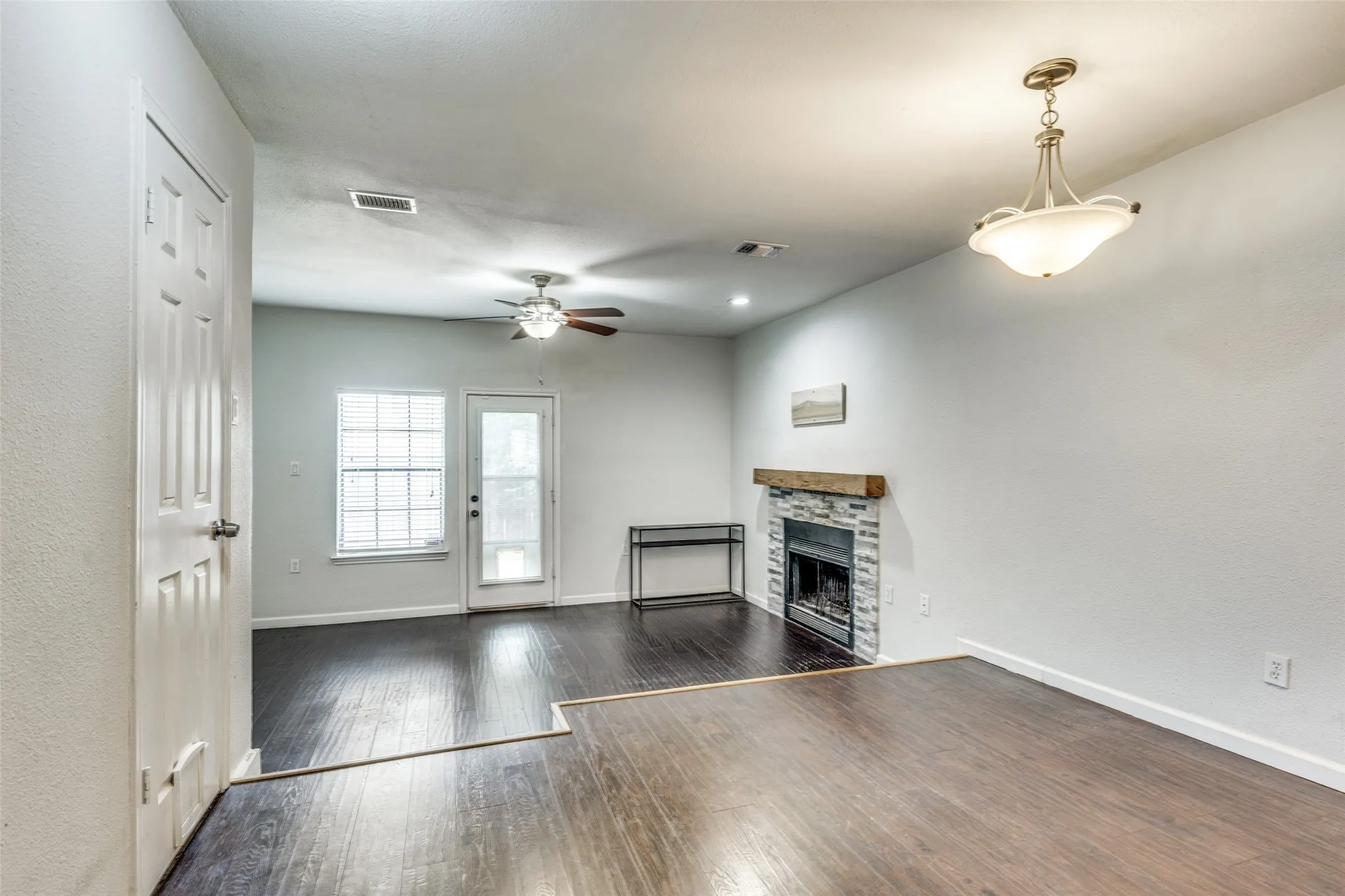Condominium For Sale in Dallas County , 3635 Garden Brook Drive 17100, Farmers Branch, Texas 75234, 1 Bedroom, 2 Bathroom, Garage spaces, 919 Sqft, built in 1986, Price $162,000, mls#21270253, Real Estate Agent in Farmers Branch, Homes For Sale in Dallas county, Homes For Sale in Farmers Branch, Realtor in Farmers Branch Texas, Real Estate Brokerage Independent Realty Texas, Luminita Cordes Realtor