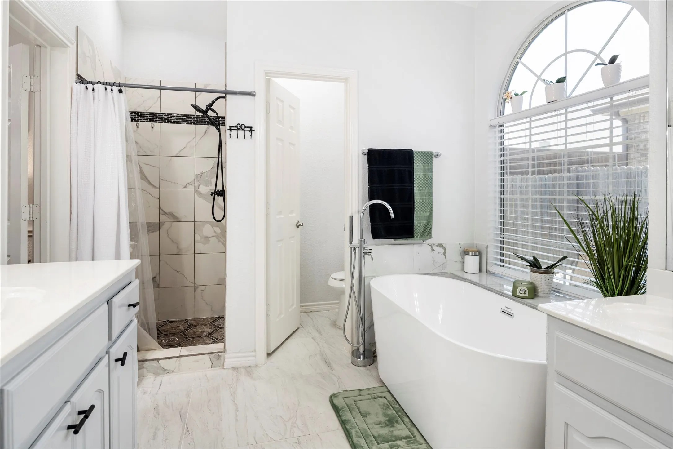 Single Family Residence For Sale in Kaufman County , 1534 Vista Ridge Drive, Forney, Texas 75126, 4 Bedroom, 2 Bathroom, 2 Garage spaces, 2,364 Sqft, built in 2005, mls#21268140, Real Estate Agent in Forney, Homes For Sale in Kaufman county, Homes For Sale in Forney, Realtor in Forney Texas, Real Estate Brokerage Independent Realty Texas, Luminita Cordes Realtor