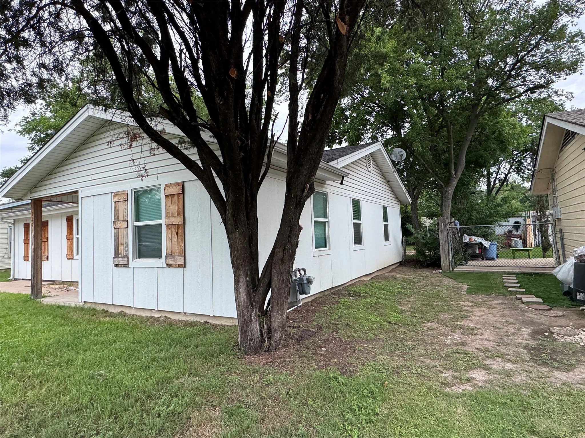 Single Family Residence For Sale in Johnson County , 520 NW King Street, Burleson, Texas 76028, 3 Bedroom, 1 Bathroom, Garage spaces, 1,291 Sqft, built in 1960, mls#21269942, Real Estate Agent in Burleson, Homes For Sale in Johnson county, Homes For Sale in Burleson, Realtor in Burleson Texas, Real Estate Brokerage Independent Realty Texas, Luminita Cordes Realtor