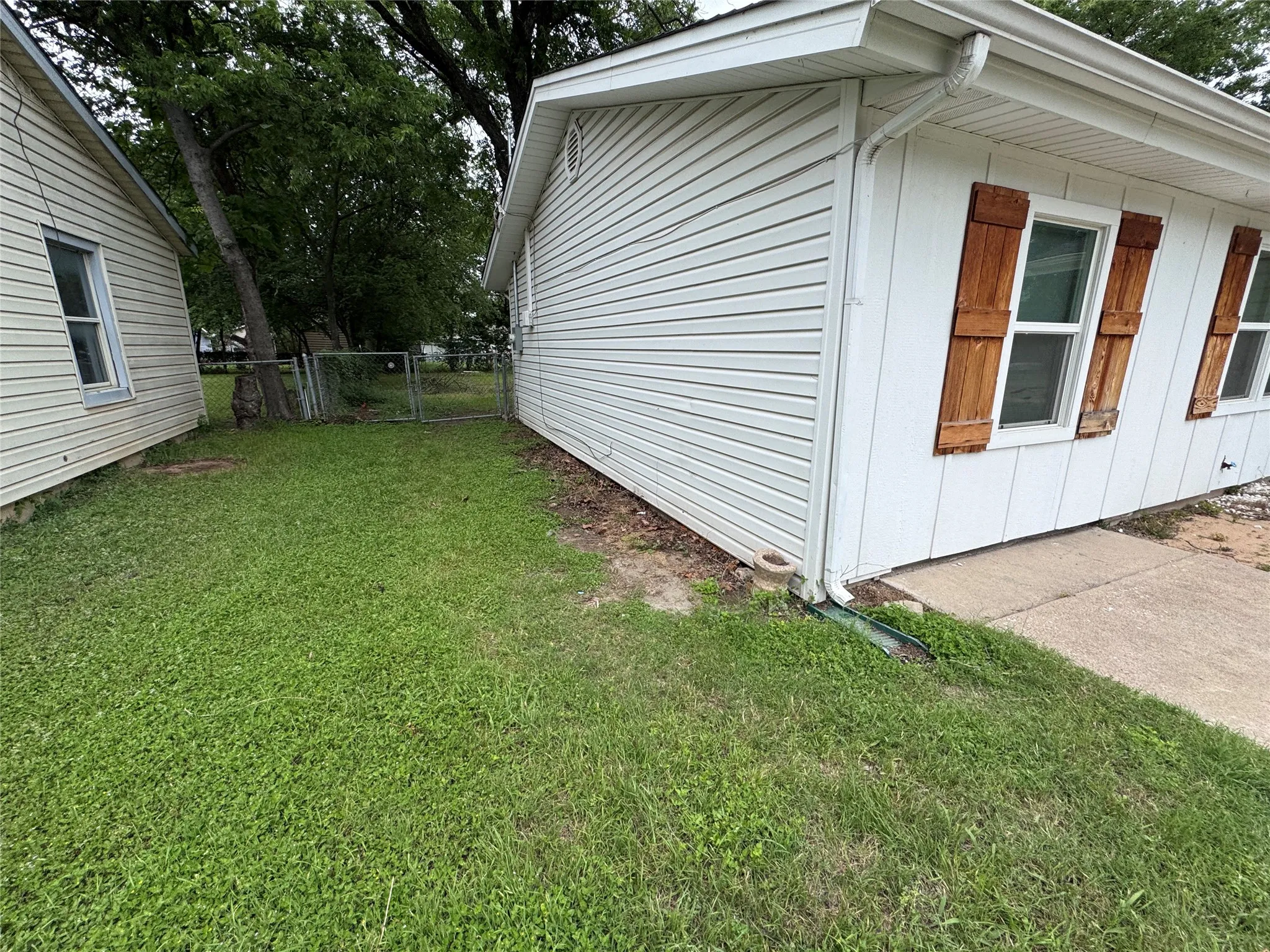 Single Family Residence For Sale in Johnson County , 520 NW King Street, Burleson, Texas 76028, 3 Bedroom, 1 Bathroom, Garage spaces, 1,291 Sqft, built in 1960, mls#21269942, Real Estate Agent in Burleson, Homes For Sale in Johnson county, Homes For Sale in Burleson, Realtor in Burleson Texas, Real Estate Brokerage Independent Realty Texas, Luminita Cordes Realtor