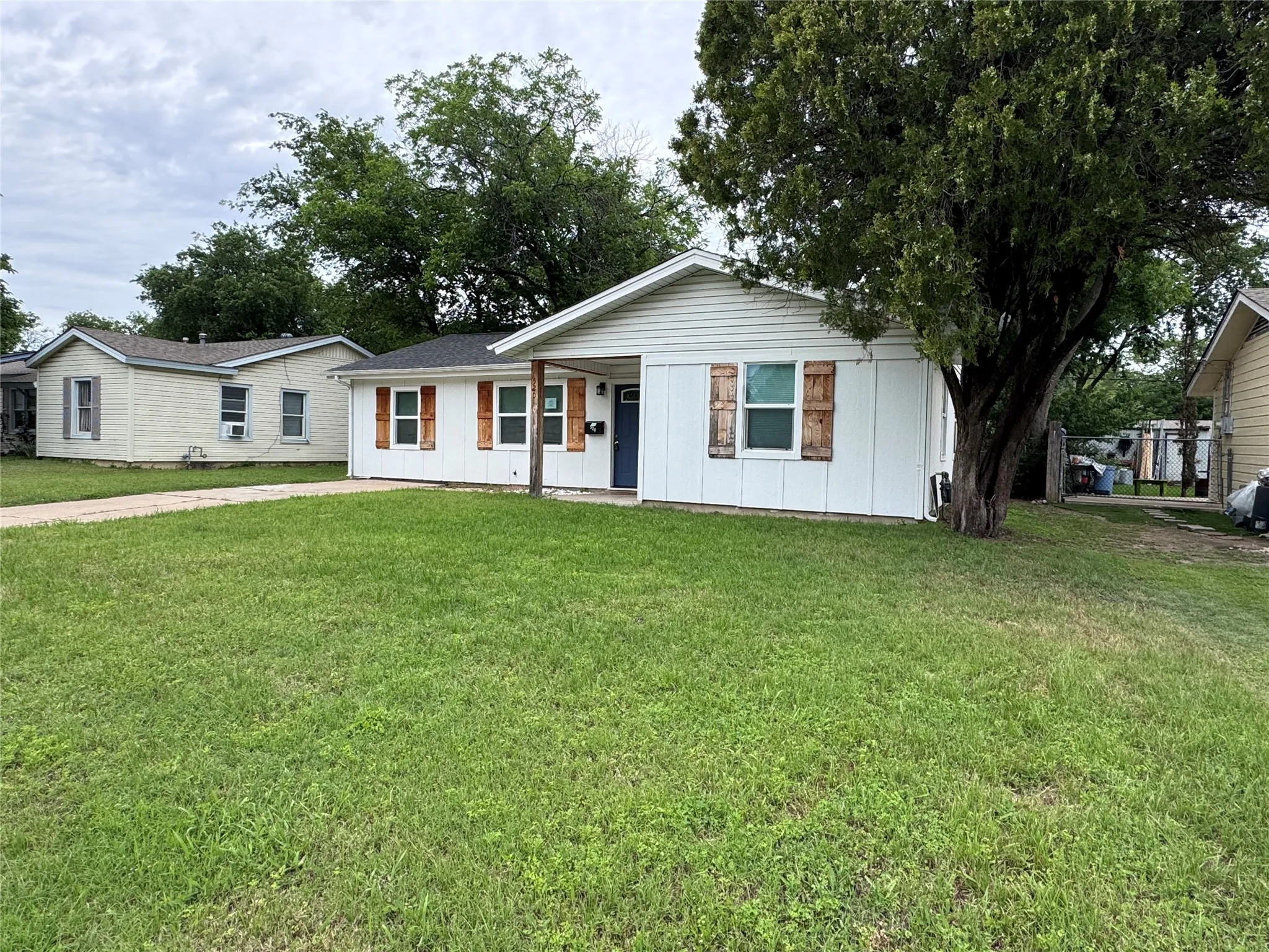Single Family Residence For Sale in Johnson County , 520 NW King Street, Burleson, Texas 76028, 3 Bedroom, 1 Bathroom, Garage spaces, 1,291 Sqft, built in 1960, mls#21269942, Real Estate Agent in Burleson, Homes For Sale in Johnson county, Homes For Sale in Burleson, Realtor in Burleson Texas, Real Estate Brokerage Independent Realty Texas, Luminita Cordes Realtor