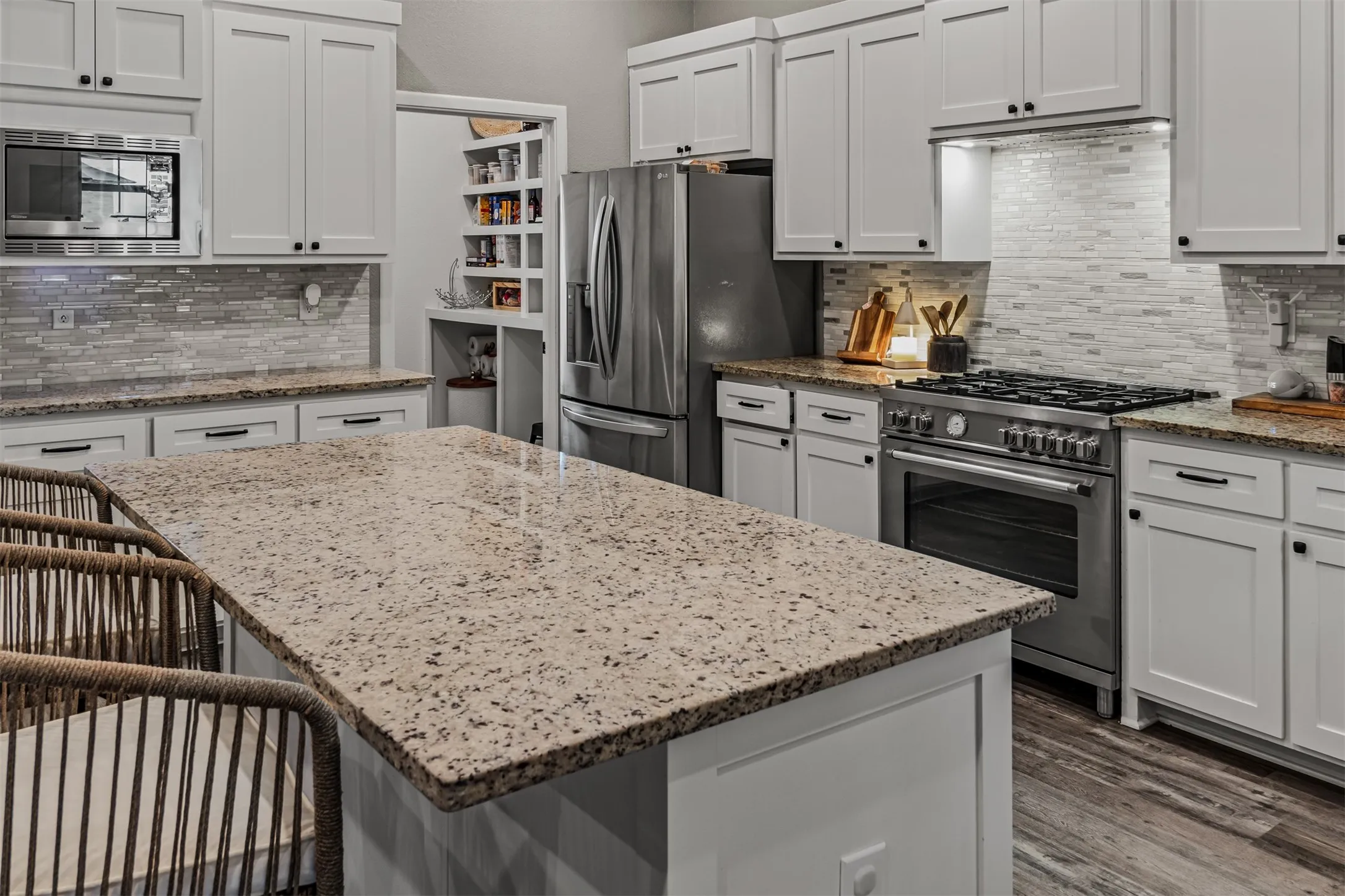 Single Family Residence For Sale in Wood County , 107 Private Road 6305, Mineola, Texas 75773, 3 Bedrooms, 3 Bathrooms, 2 Garage spaces, 2,199 Sqft, built in 2021, Price $434,999, mls#21269980, Real Estate Agent in Mineola, Homes For Sale in Wood county, Homes For Sale in Mineola, Realtor in Mineola Texas, Real Estate Brokerage Independent Realty Texas, Luminita Cordes Realtor