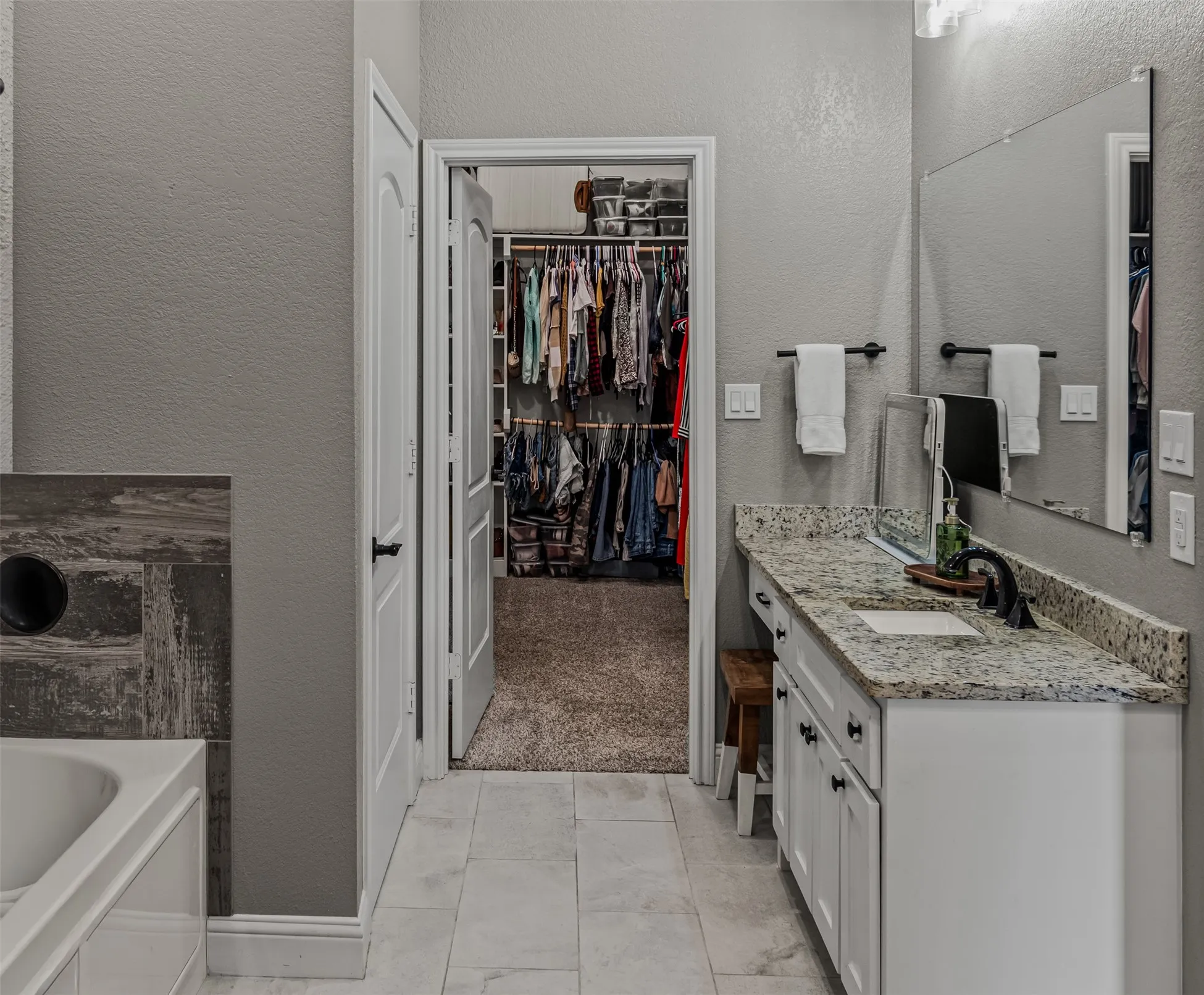 Single Family Residence For Sale in Wood County , 107 Private Road 6305, Mineola, Texas 75773, 3 Bedrooms, 3 Bathrooms, 2 Garage spaces, 2,199 Sqft, built in 2021, Price $434,999, mls#21269980, Real Estate Agent in Mineola, Homes For Sale in Wood county, Homes For Sale in Mineola, Realtor in Mineola Texas, Real Estate Brokerage Independent Realty Texas, Luminita Cordes Realtor