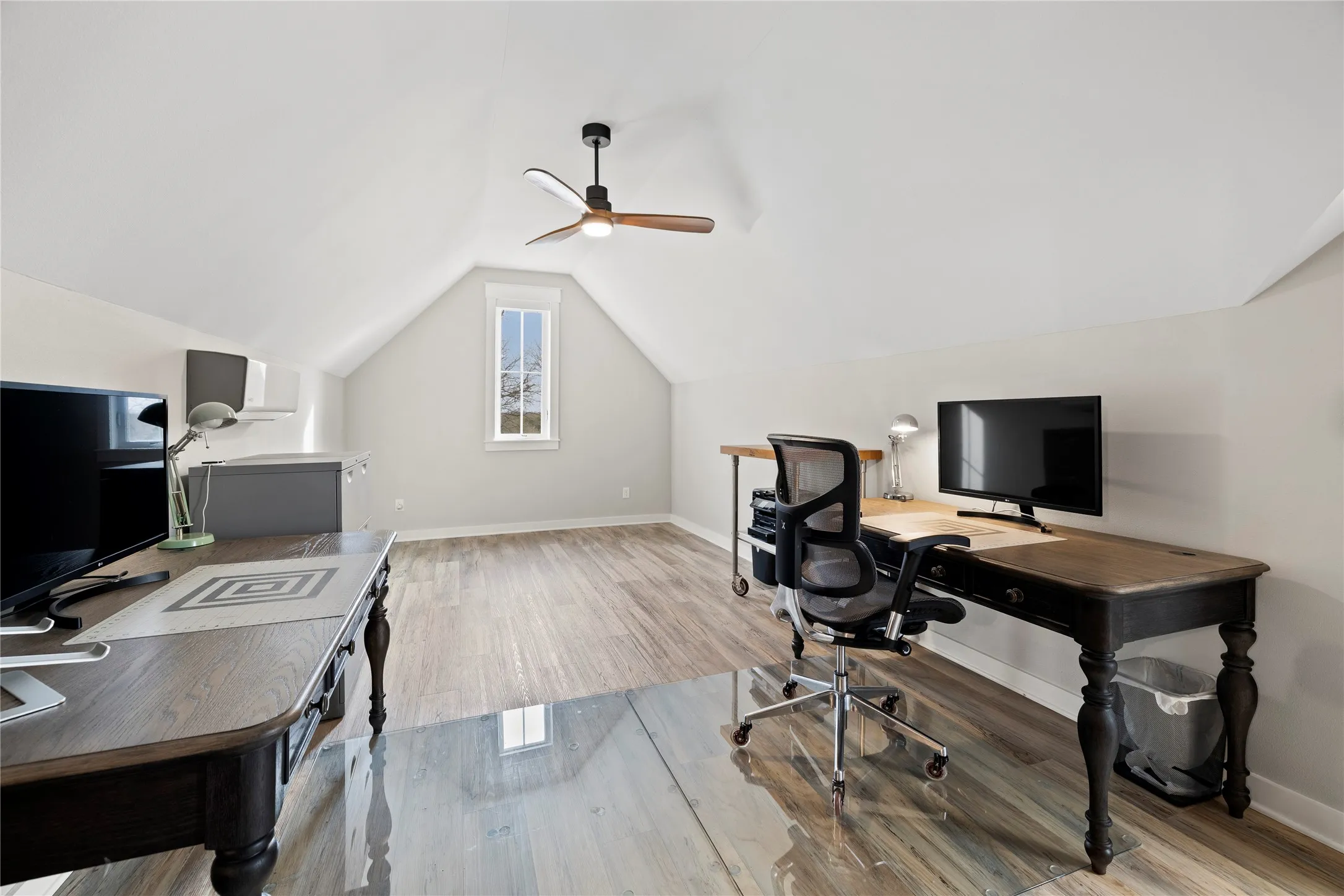 Single Family Residence For Sale in Smith County , 23316 FM 1995, Lindale, Texas 75771, 5 Bedroom, 5 Bathroom, 2 Garage spaces, 3,363 Sqft, built in 2021, mls#21271478, Real Estate Agent in Lindale, Homes For Sale in Smith county, Homes For Sale in Lindale, Realtor in Lindale Texas, Real Estate Brokerage Independent Realty Texas, Luminita Cordes Realtor