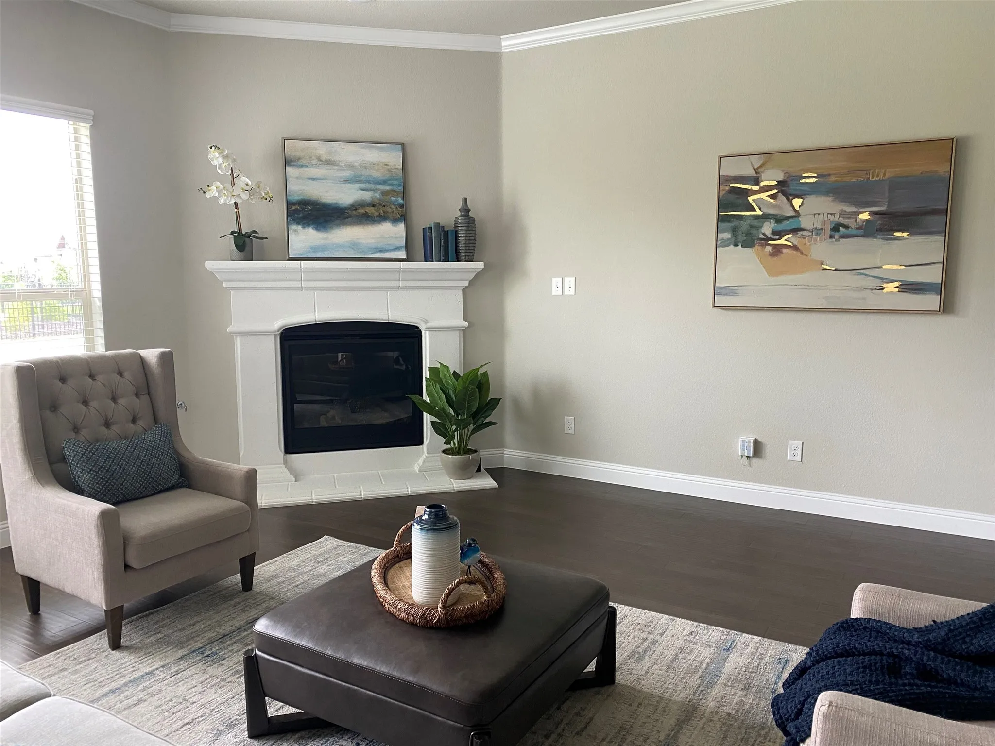 Living room with crown molding and hardwood / wood-style floors