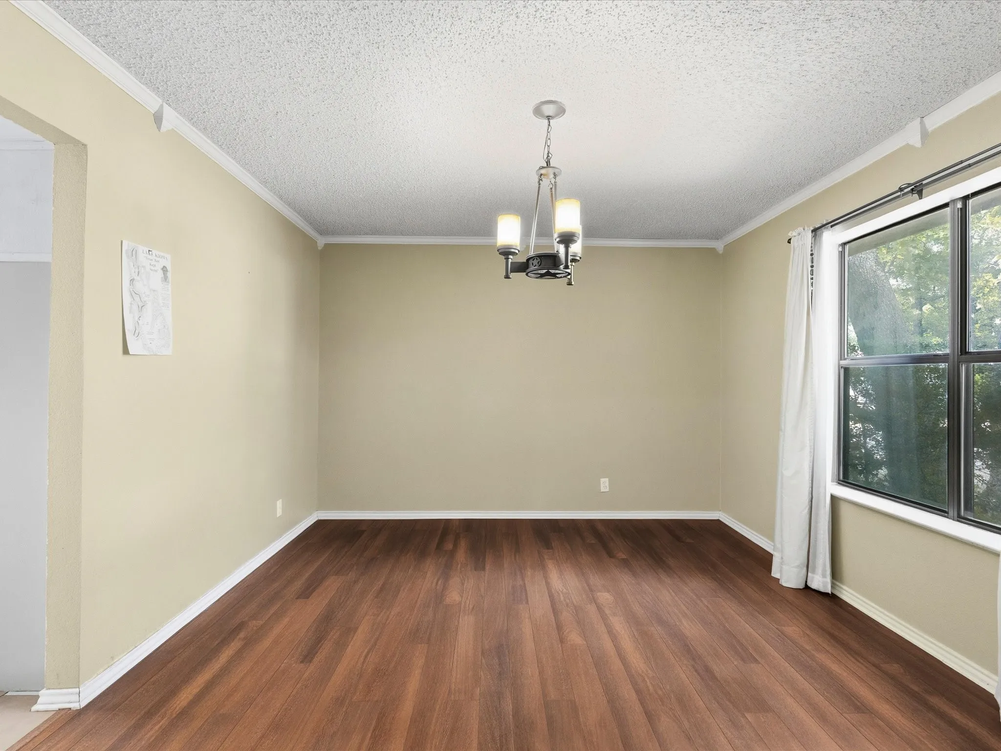 Dining room, warm wood-finish flooring