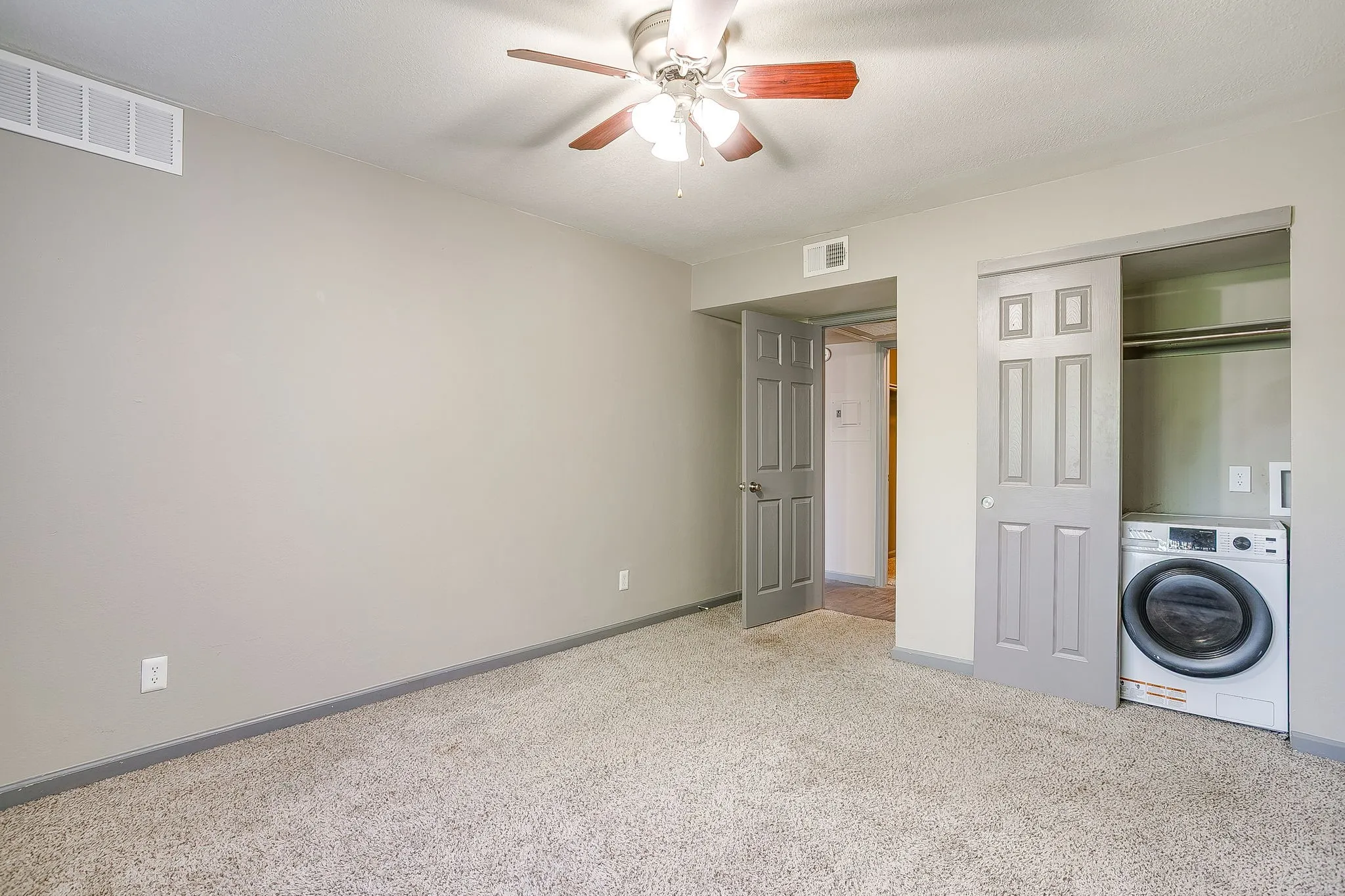 Apartment For Rent in Tarrant County , 3870 Tulsa Way 12, Fort Worth, Texas 76107, 1 Bedroom, 1 Bathroom, Garage spaces, 650 Sqft, built in 1962, mls#21269153, Real Estate Agent in Fort Worth, Homes For Rent in Tarrant county, Homes For Rent in Fort Worth, Realtor in Fort Worth Texas, Real Estate Brokerage Independent Realty Texas, Luminita Cordes Realtor