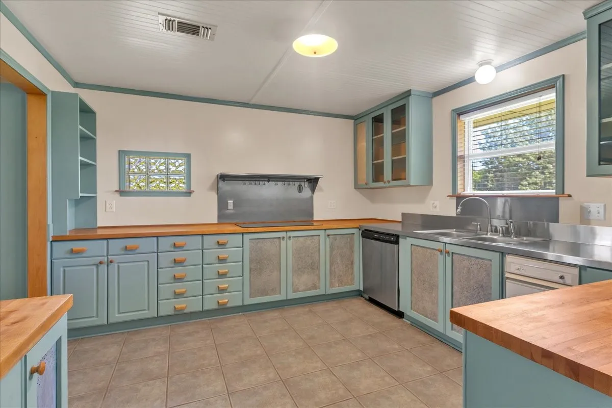 Look at all this space this kitchen has to offer!