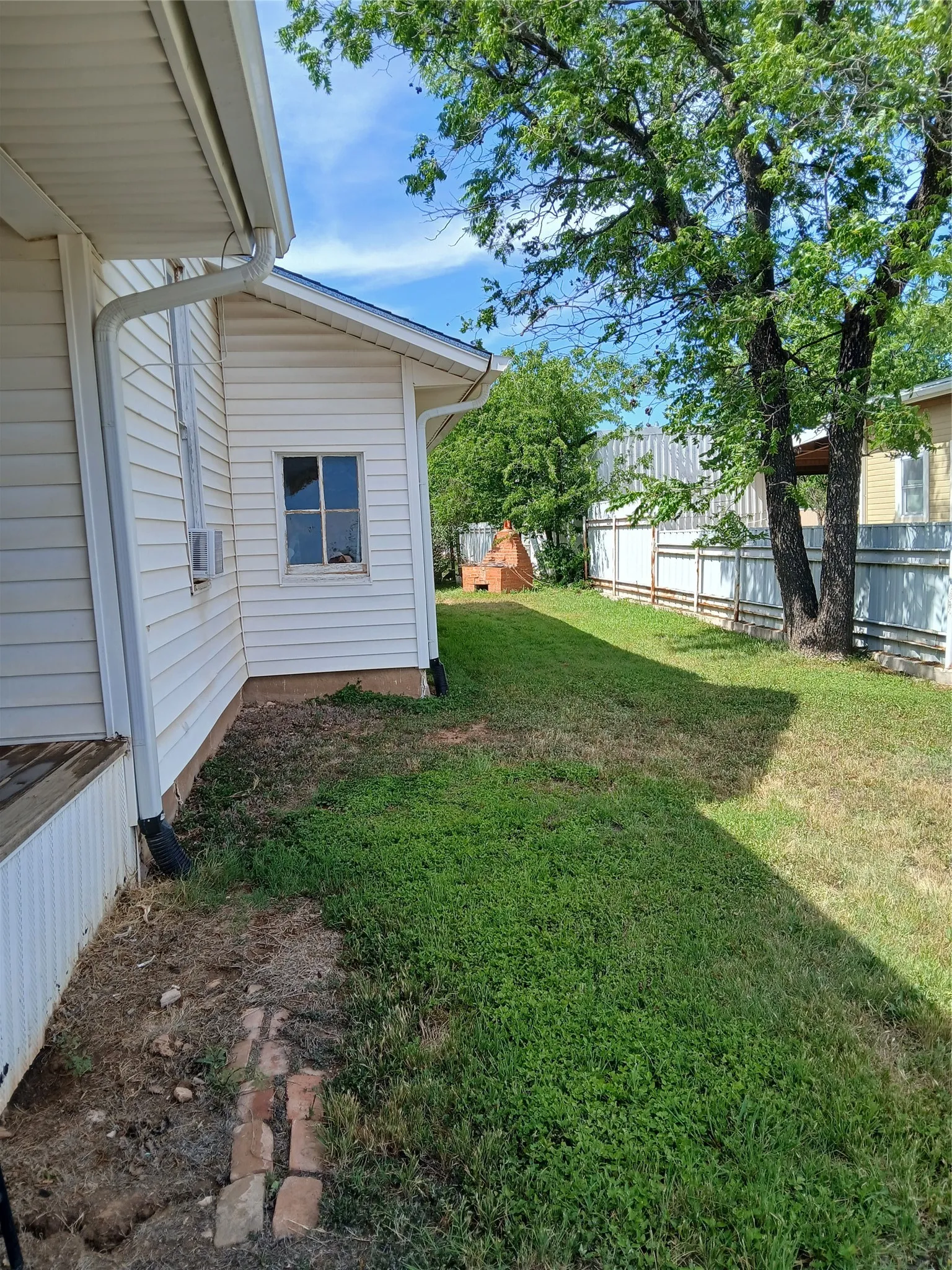 Single Family Residence For Sale in Coleman County , 916 AUSTIN Street, Coleman, Texas 76834, 3 Bedroom, 1 Bathroom, Garage spaces, 1,763 Sqft, built in 1923, mls#21271542, Real Estate Agent in Coleman, Homes For Sale in Coleman county, Homes For Sale in Coleman, Realtor in Coleman Texas, Real Estate Brokerage Independent Realty Texas, Luminita Cordes Realtor