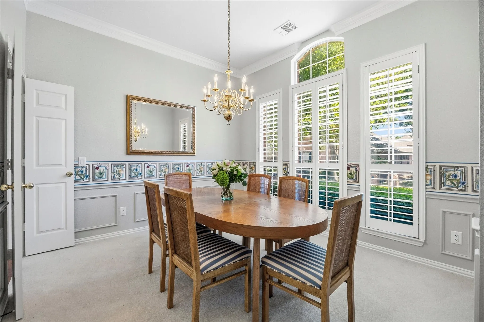 The elegant formal dining can accommodate a banquet-sized table for family gatherings and entertaining guests.