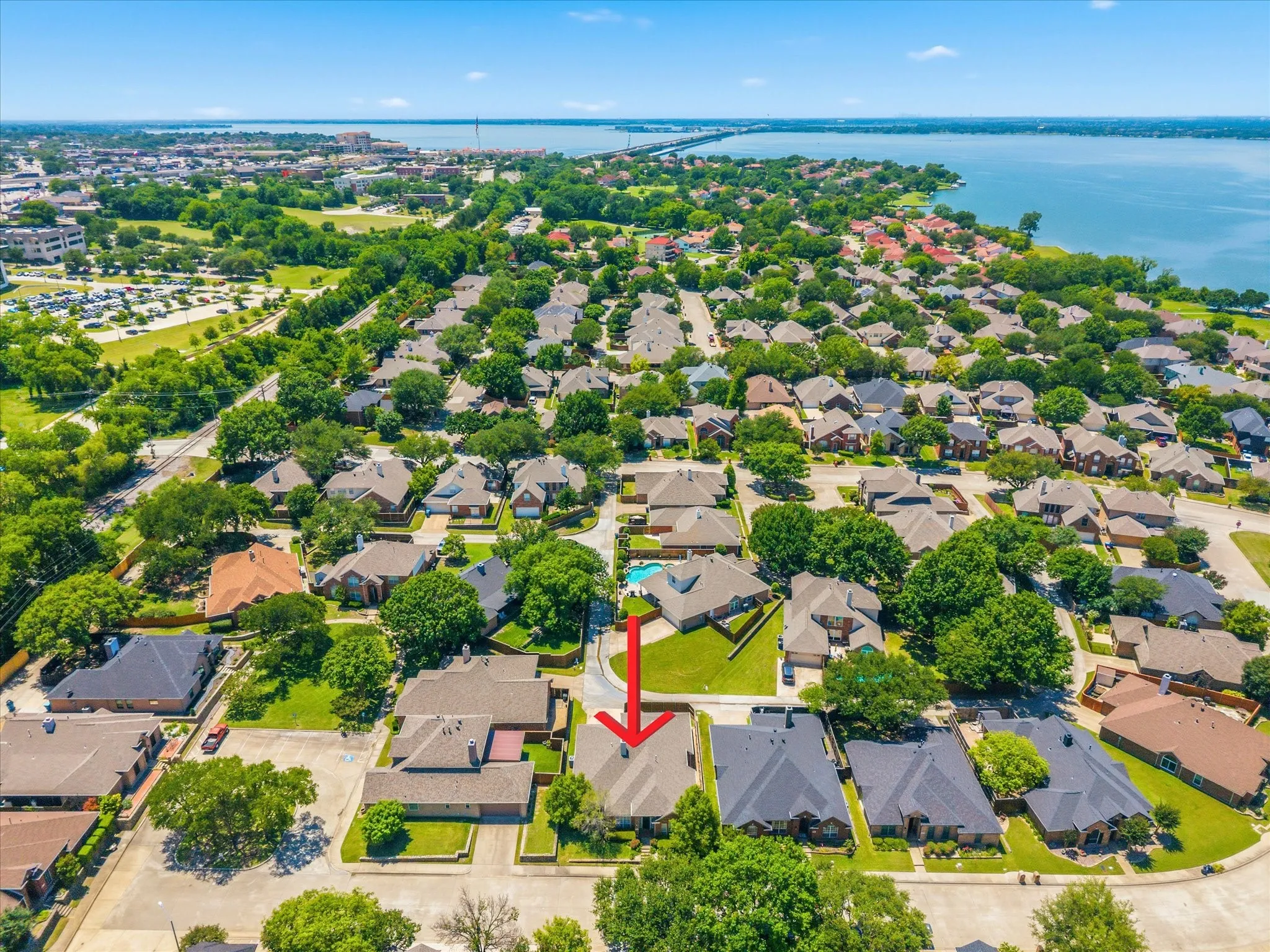 It's conveniently located near the Harbor District, historic downtown Rockwall, Lake Ray Hubbard, major highways, shopping, restaurants, schools and hospitals.