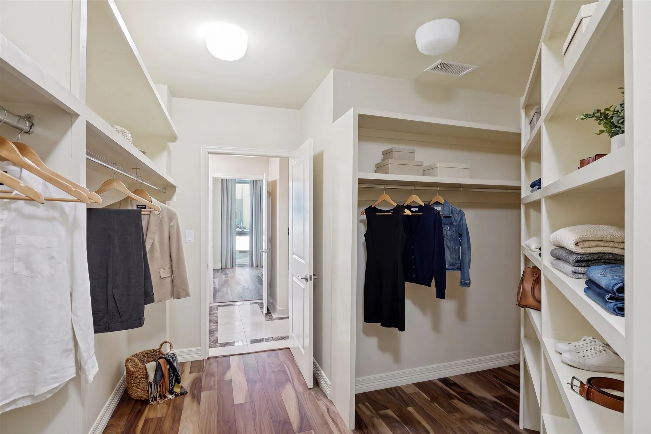 HUGE CLOSET-Virtual Staging of the Closet