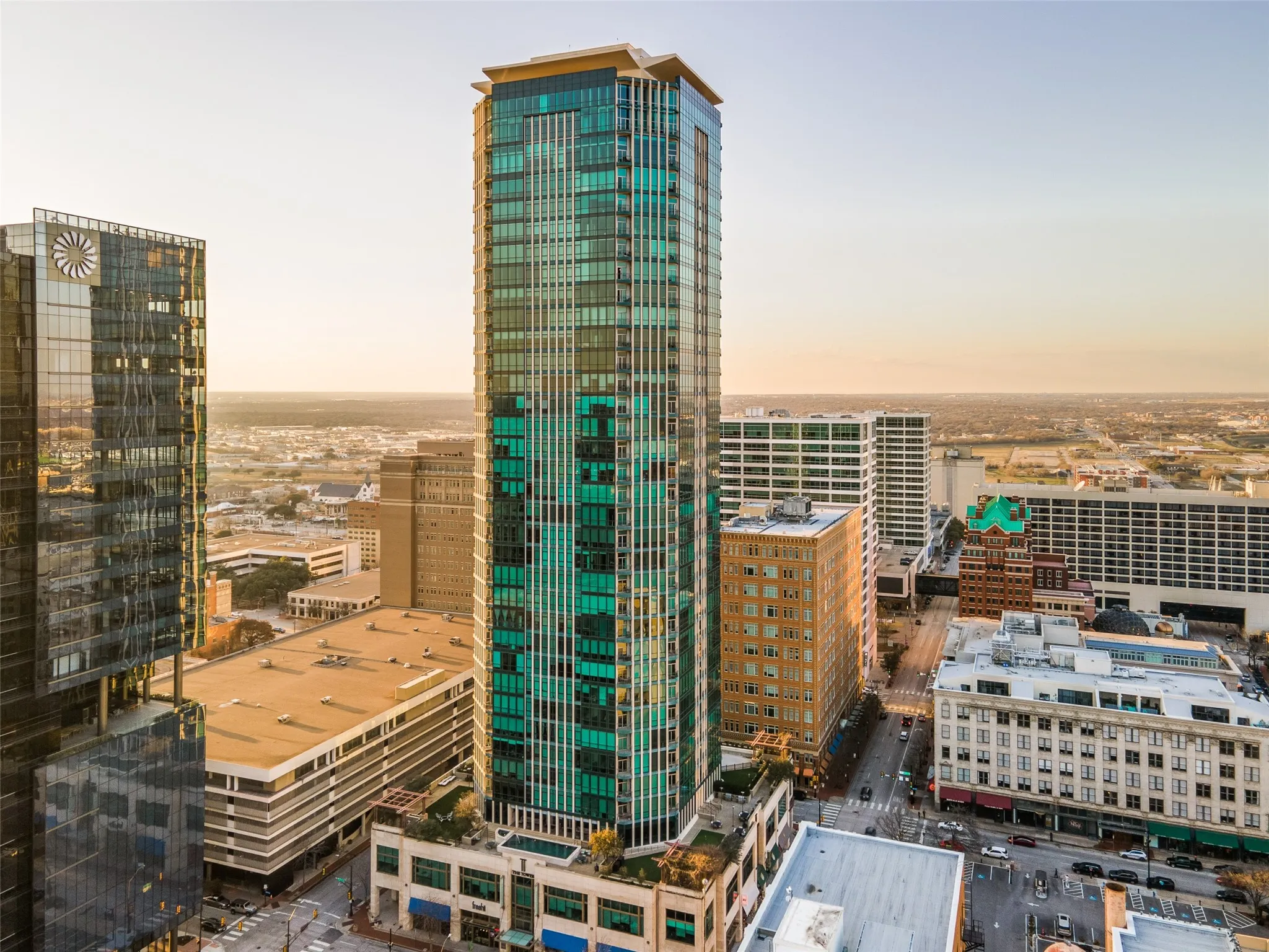 Condominium For Sale in Tarrant County , 500 Throckmorton Street 1104, Fort Worth, Texas 76102, 2 Bedroom, 2 Bathroom, 2 Garage spaces, 1,556 Sqft, built in 2005, mls#21268245, Real Estate Agent in Fort Worth, Homes For Sale in Tarrant county, Homes For Sale in Fort Worth, Realtor in Fort Worth Texas, Real Estate Brokerage Independent Realty Texas, Luminita Cordes Realtor