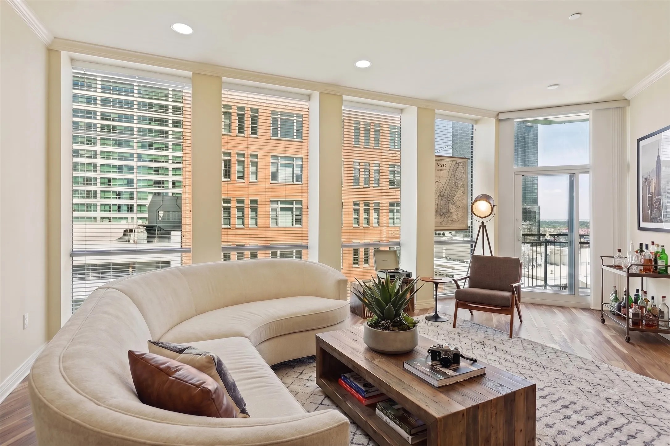 Condominium For Sale in Tarrant County , 500 Throckmorton Street 1104, Fort Worth, Texas 76102, 2 Bedroom, 2 Bathroom, 2 Garage spaces, 1,556 Sqft, built in 2005, mls#21268245, Real Estate Agent in Fort Worth, Homes For Sale in Tarrant county, Homes For Sale in Fort Worth, Realtor in Fort Worth Texas, Real Estate Brokerage Independent Realty Texas, Luminita Cordes Realtor