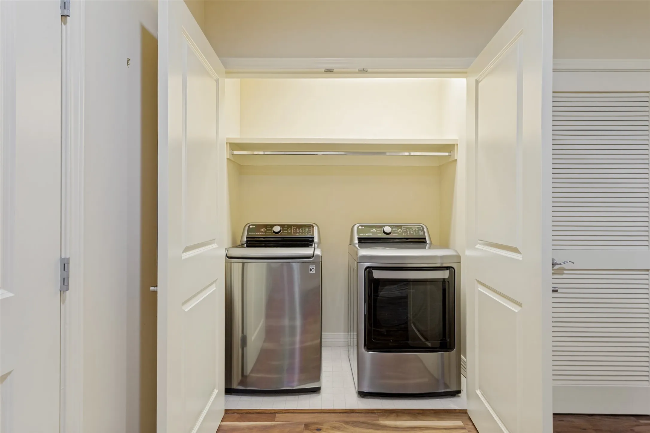 Condominium For Sale in Tarrant County , 500 Throckmorton Street 1104, Fort Worth, Texas 76102, 2 Bedroom, 2 Bathroom, 2 Garage spaces, 1,556 Sqft, built in 2005, mls#21268245, Real Estate Agent in Fort Worth, Homes For Sale in Tarrant county, Homes For Sale in Fort Worth, Realtor in Fort Worth Texas, Real Estate Brokerage Independent Realty Texas, Luminita Cordes Realtor