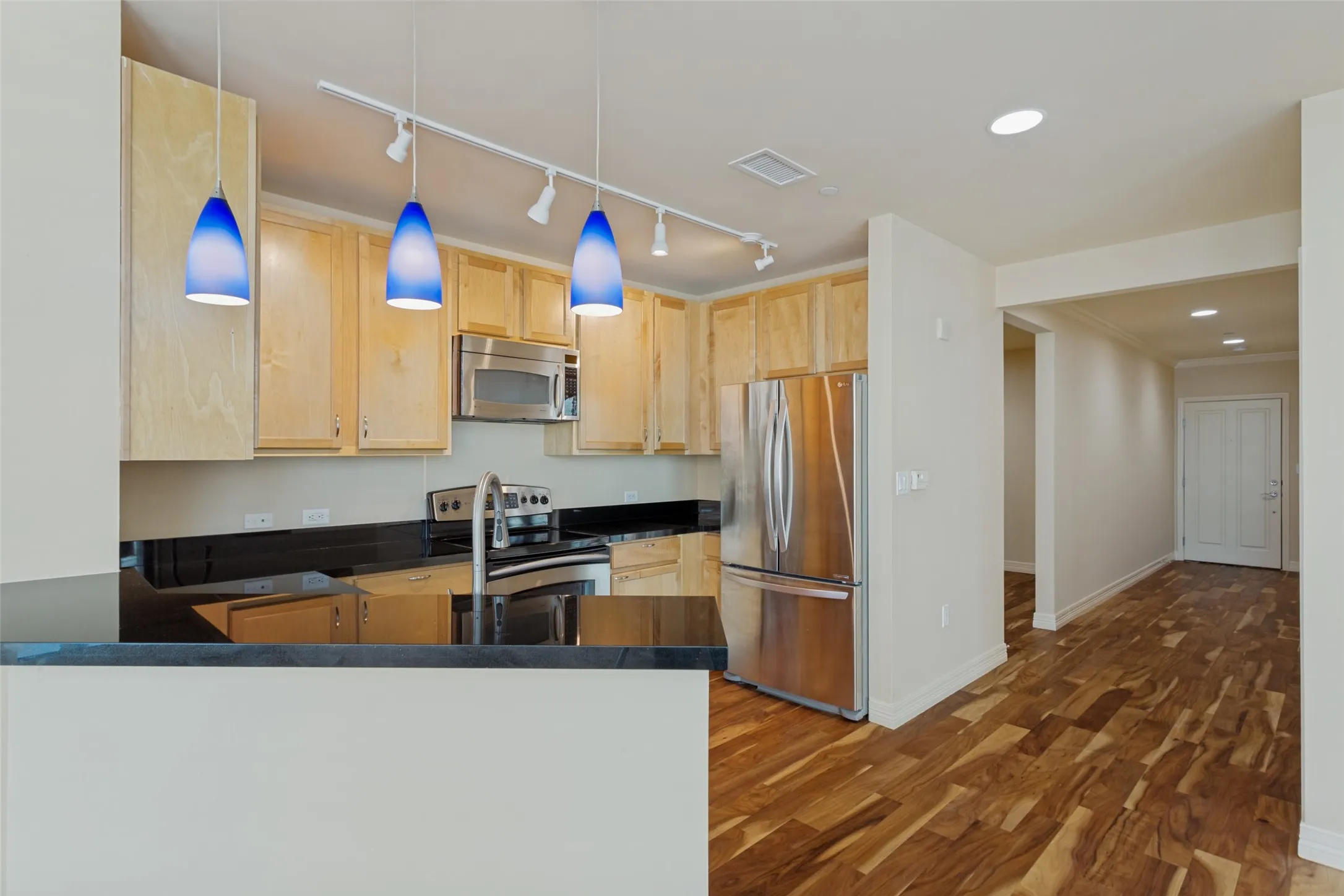 Condominium For Sale in Tarrant County , 500 Throckmorton Street 1104, Fort Worth, Texas 76102, 2 Bedroom, 2 Bathroom, 2 Garage spaces, 1,556 Sqft, built in 2005, mls#21268245, Real Estate Agent in Fort Worth, Homes For Sale in Tarrant county, Homes For Sale in Fort Worth, Realtor in Fort Worth Texas, Real Estate Brokerage Independent Realty Texas, Luminita Cordes Realtor