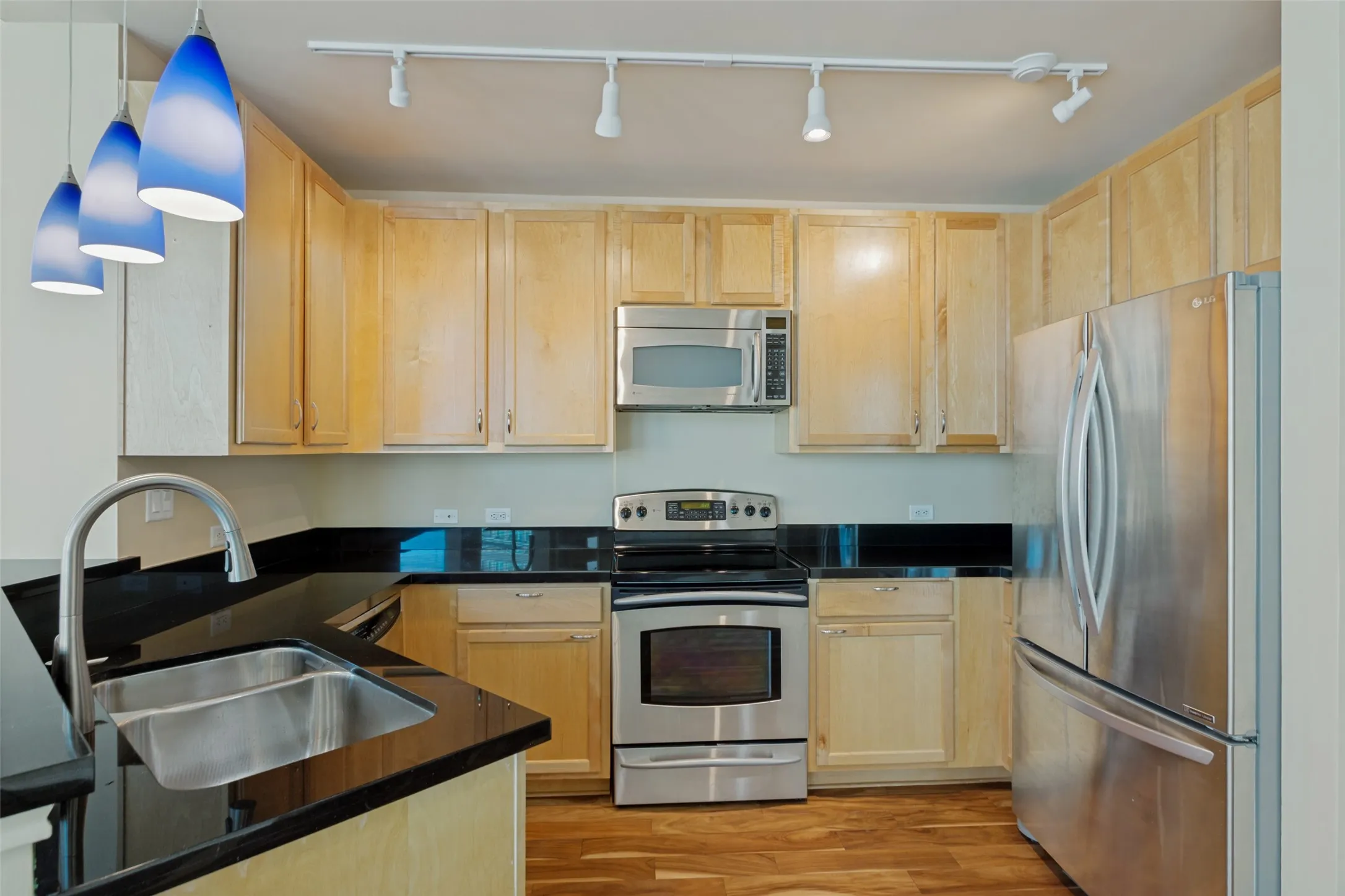 Condominium For Sale in Tarrant County , 500 Throckmorton Street 1104, Fort Worth, Texas 76102, 2 Bedroom, 2 Bathroom, 2 Garage spaces, 1,556 Sqft, built in 2005, mls#21268245, Real Estate Agent in Fort Worth, Homes For Sale in Tarrant county, Homes For Sale in Fort Worth, Realtor in Fort Worth Texas, Real Estate Brokerage Independent Realty Texas, Luminita Cordes Realtor
